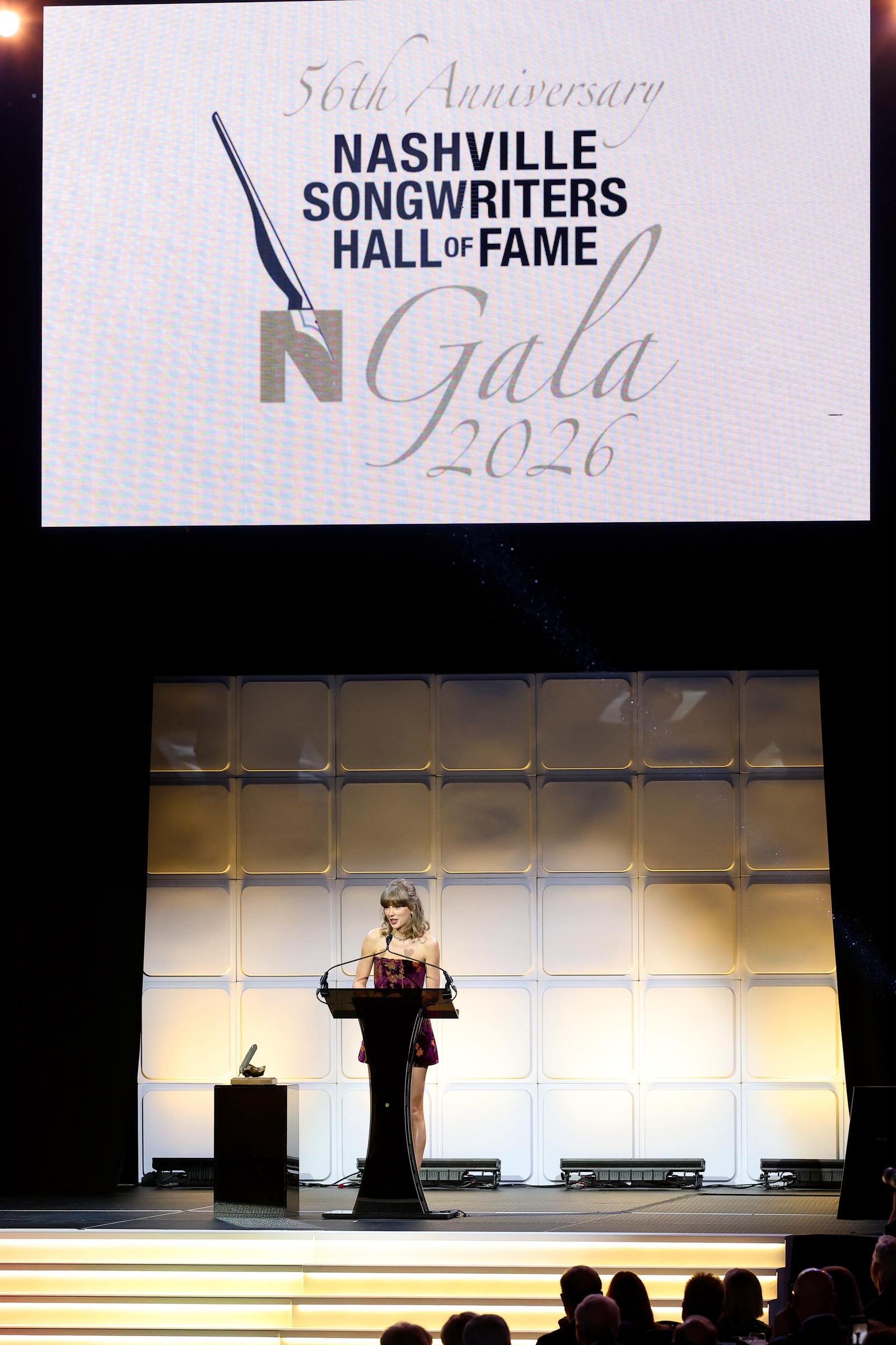 Taylor Swift sube al escenario en la 56.ª gala del Salón de la Fama de los Compositores de Nashville, donde se convirtió en la persona más joven en entrar a formar parte de él, con 36 años. | Fuente: Getty Images