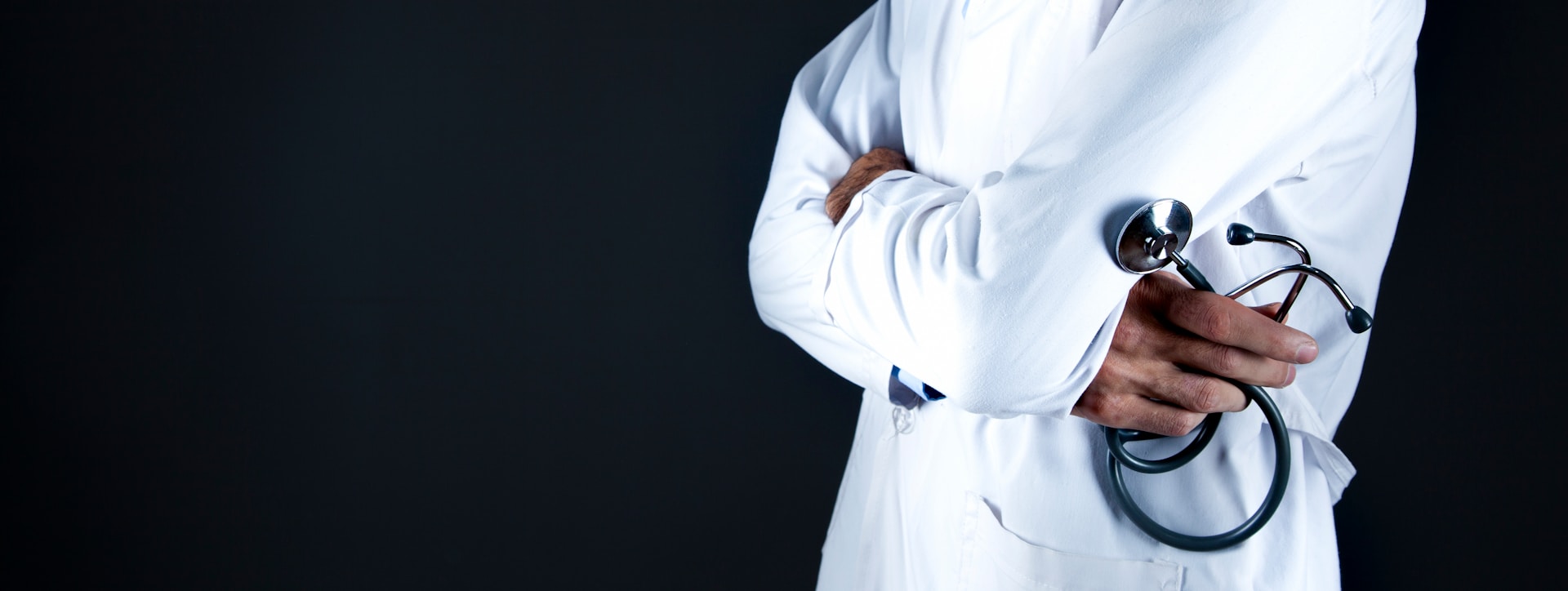 Un médico de pie con los brazos cruzados | Fuente: Unsplash