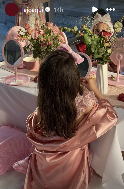 Eva, la hija pequeña de La Joaqui, frente a una mesa con decoraciones en su cumpleaños | Fuente: Instagram Stories/lajoaqui