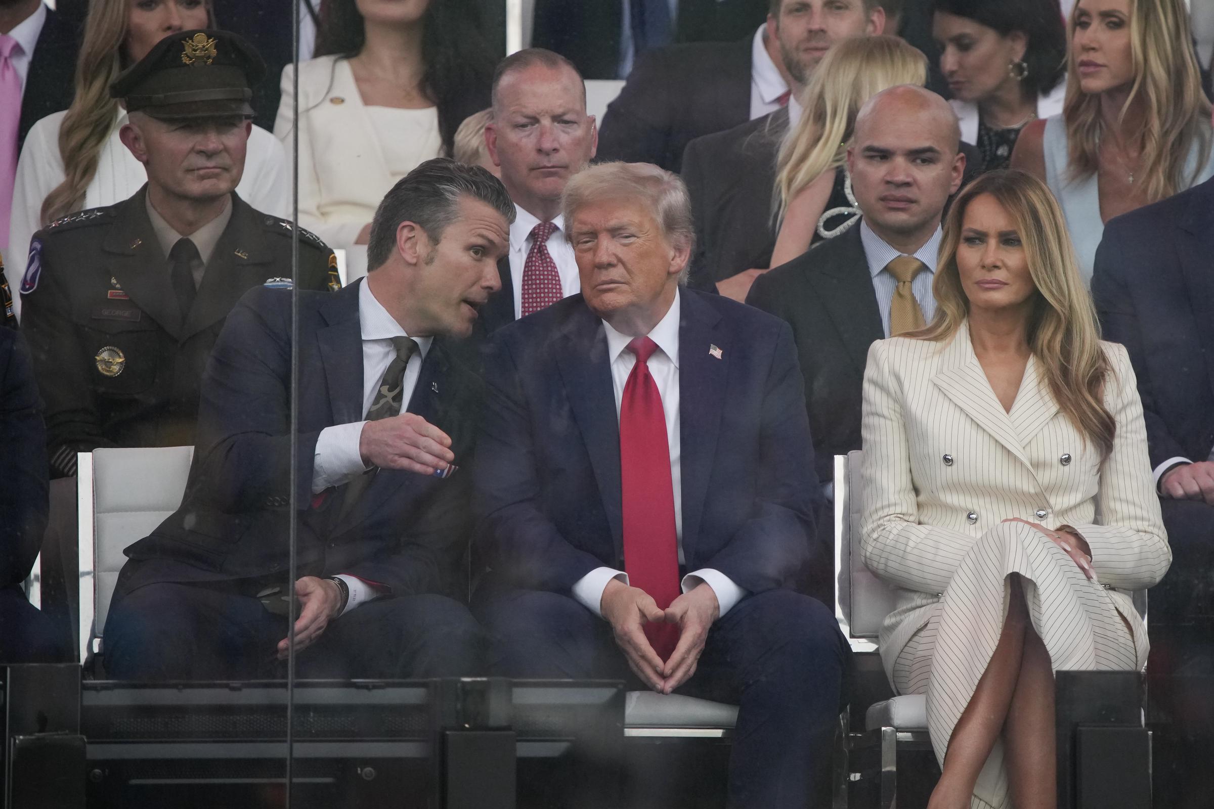 Donald Trump observa el desfile militar junto con el Secretario de Defensa Pete Hegseth y Melania Trump en Washington, DC, el 14 de junio de 2025 | Fuente: Getty Images