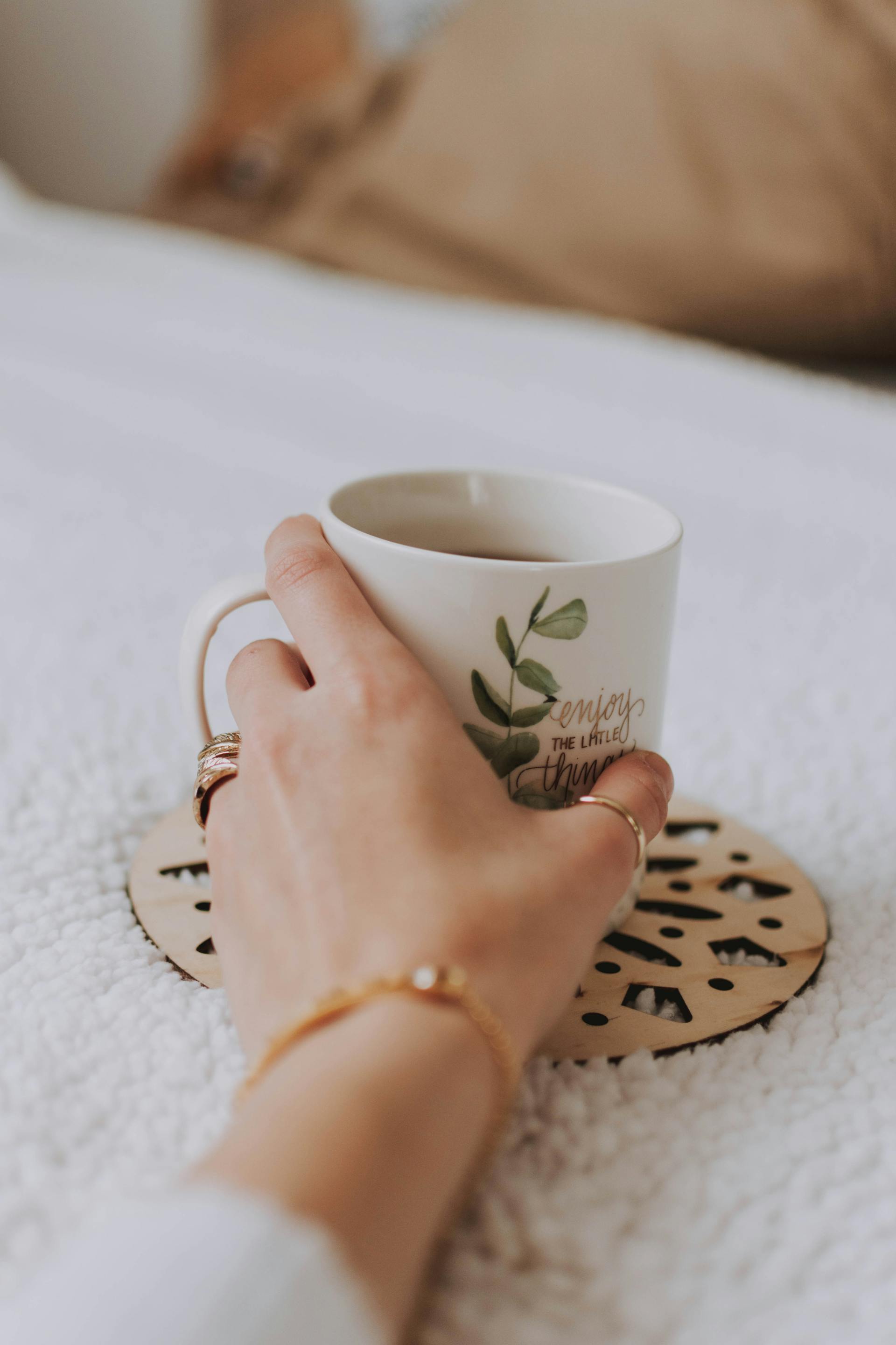 Una mujer con una taza de café en la mano | Fuente: Pexels