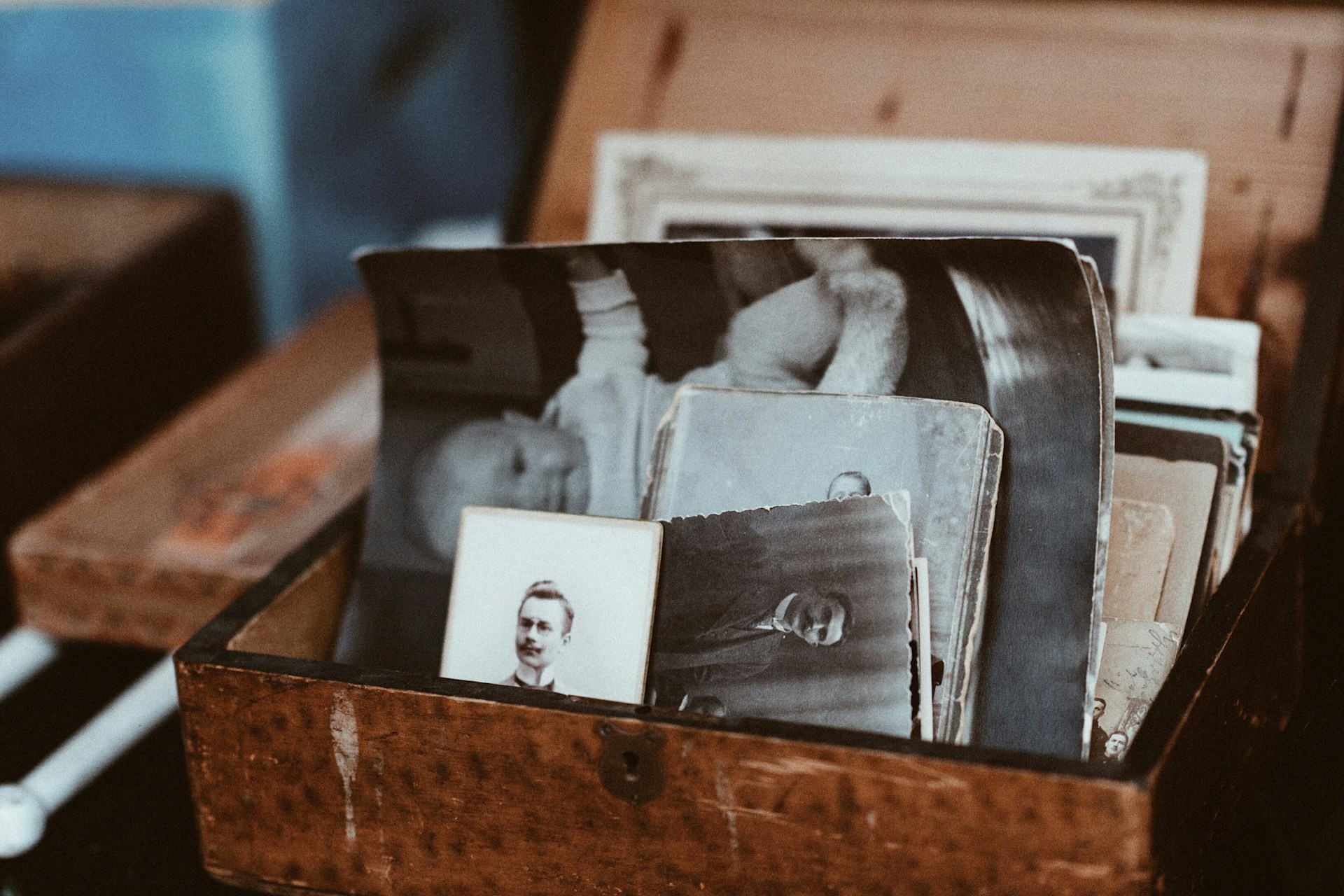 Fotografías antiguas en una caja de madera | Fuente: Unsplash