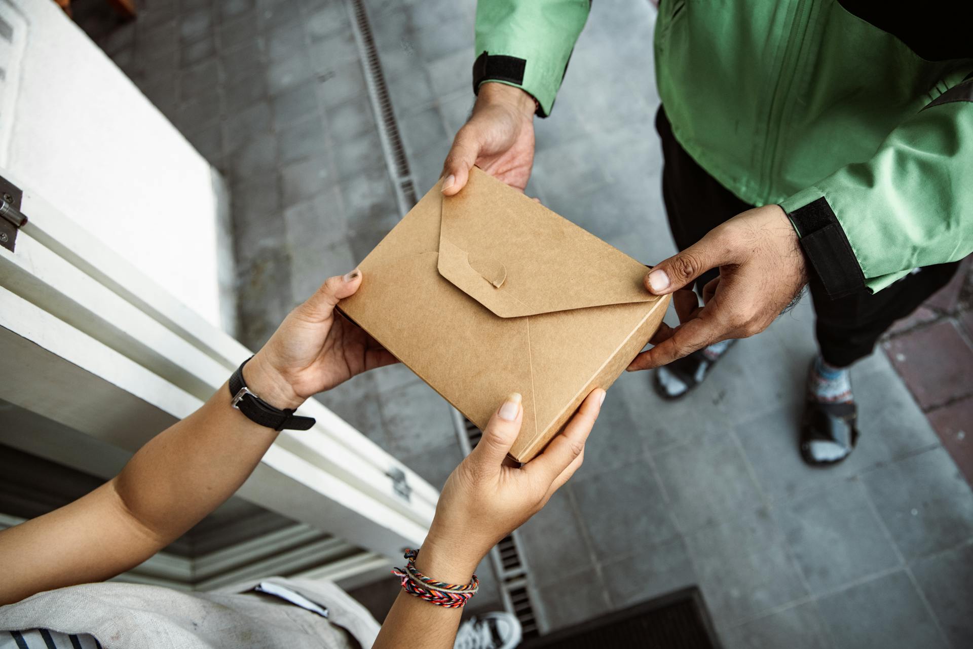 Una persona recibiendo un paquete | Fuente: Pexels