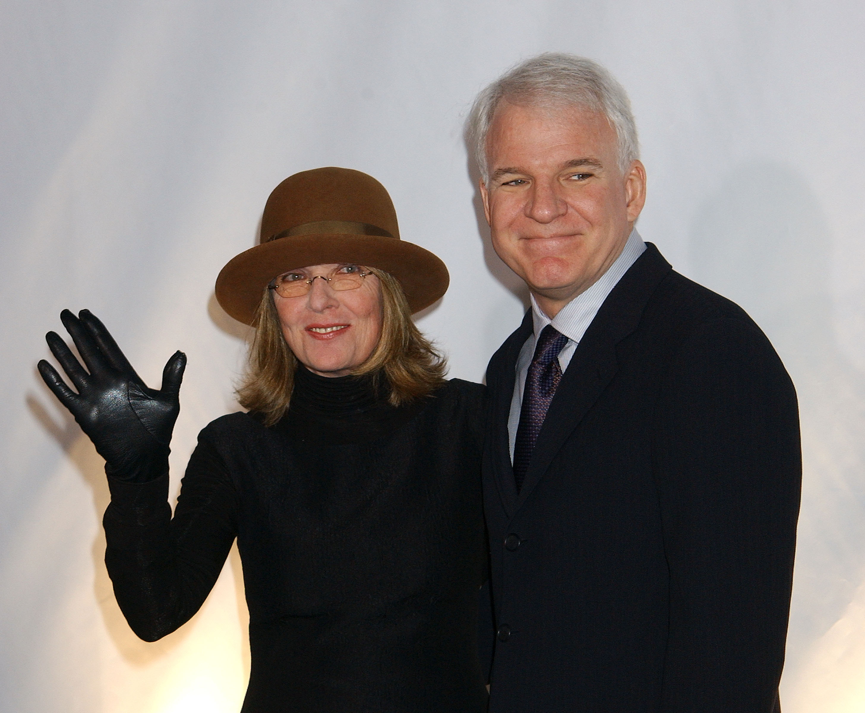 Diane Keaton y Steve Martin aparecen en la foto durante la ceremonia de entrega del premio "Rodeo Drive Walk of Style" de Giorgio Armani en Rodeo Drive, el 9 de septiembre de 2003, en Beverly Hills, California | Fuente: Getty Images