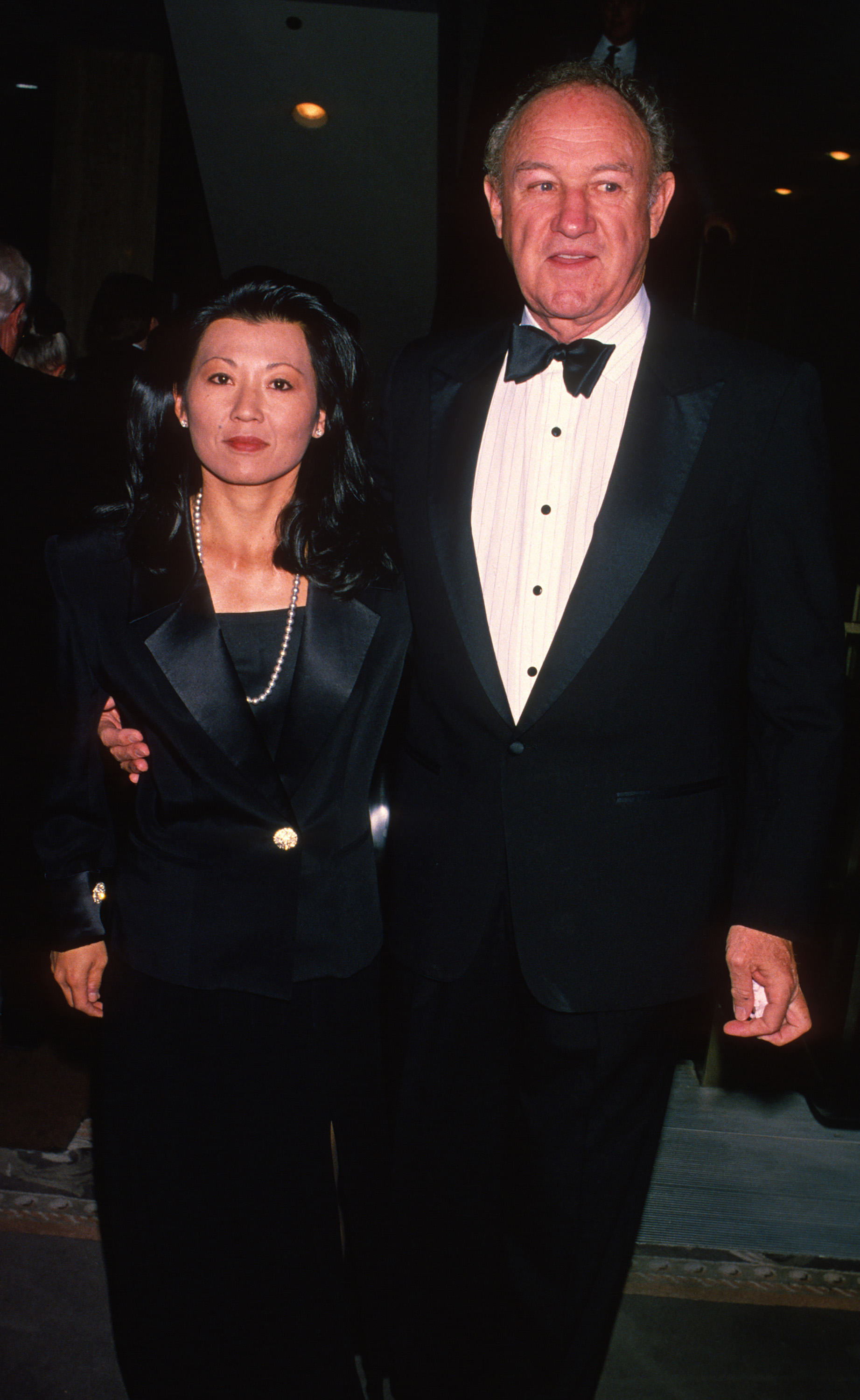 Betsy Arakawa y Gene Hackman asisten al Baile de Thalians en honor a Liza Minnelli en el Hotel Century Plaza de California el 8 de octubre de 1994 | Fuente: Getty Images