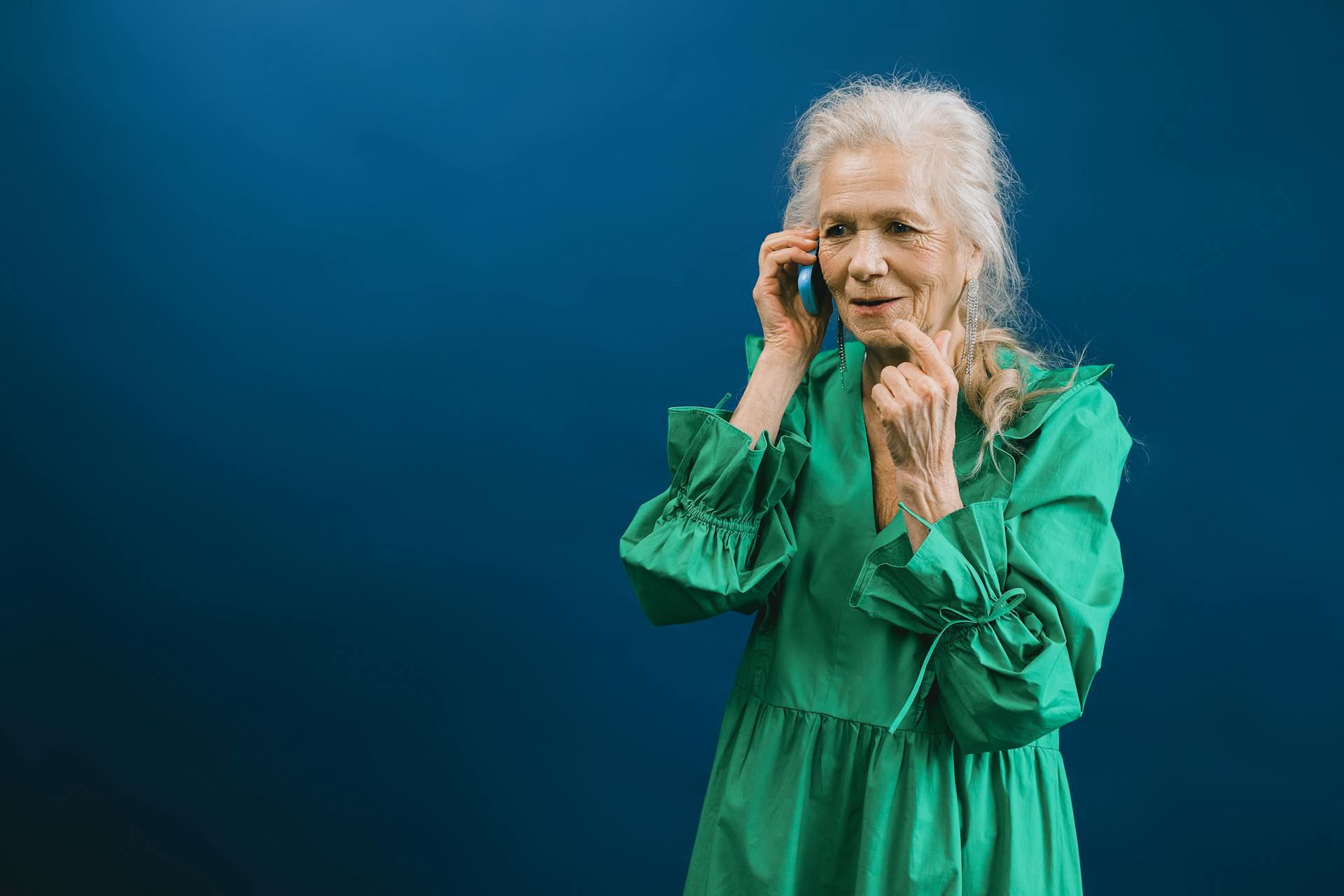 Una mujer mayor encantada hablando por teléfono | Fuente: Pexels