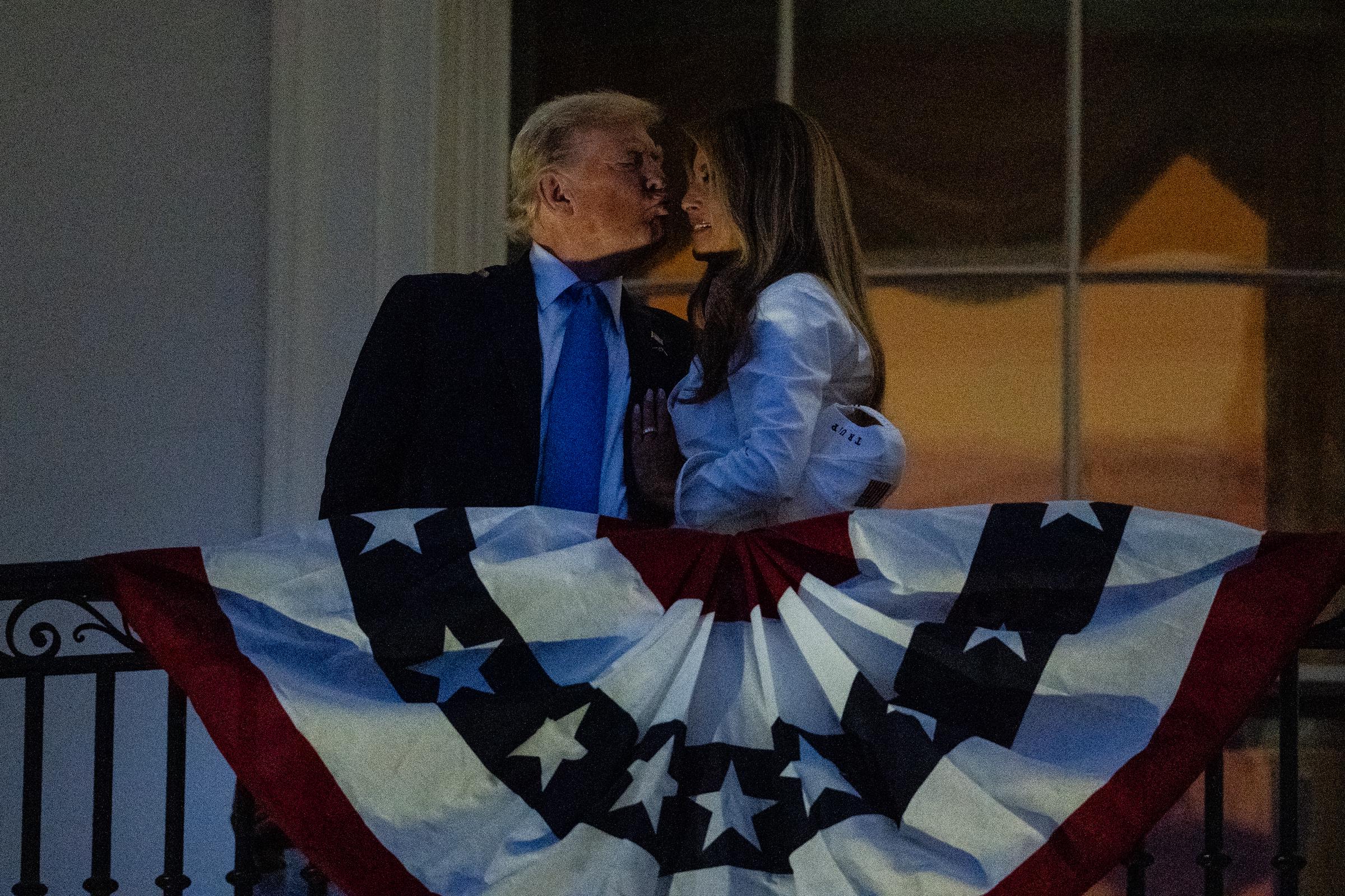 El presidente Donald Trump y la primera dama Melania Trump comparten un beso mientras observan los fuegos artificiales durante la celebración del 4 de julio en la Casa Blanca el 4 de julio de 2025 en Washington, D.C. | Fuente: Getty Images