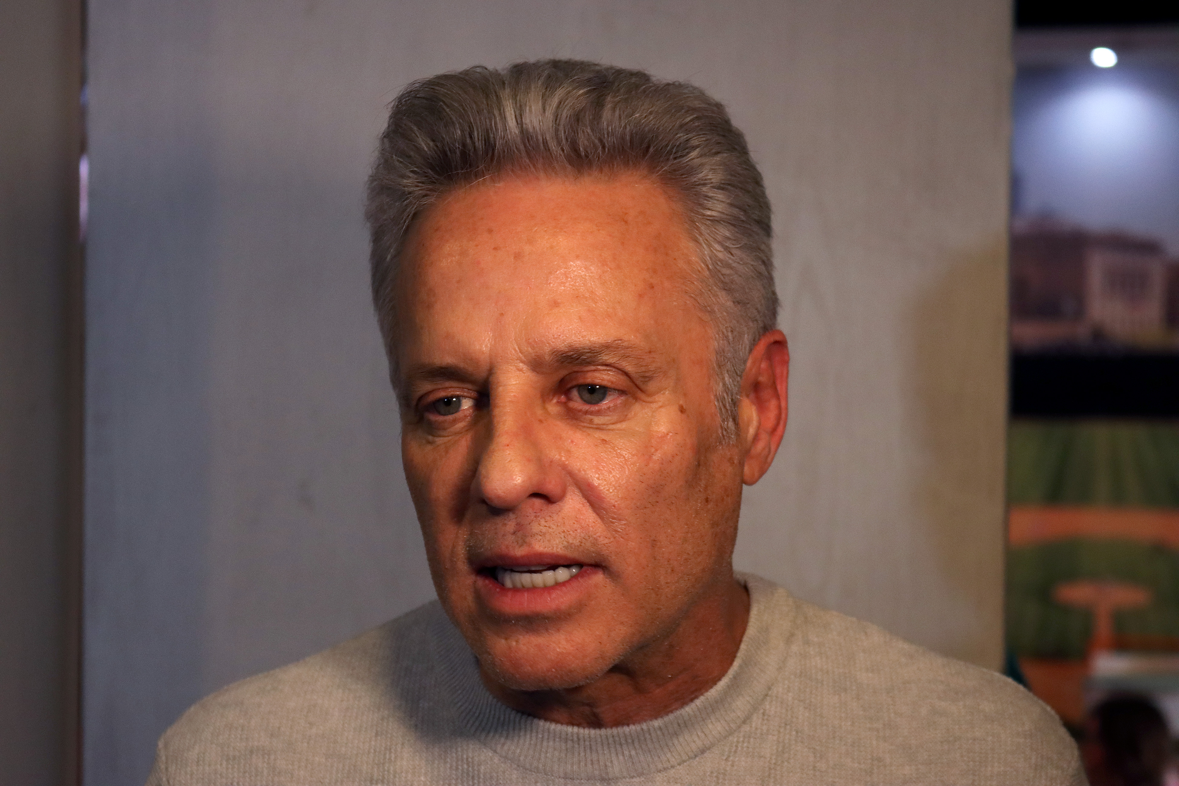 Alexis Ayala habla con los medios durante la reunión del elenco del programa de televisión "Si Nos Dejan" antes de ver la primera emisión el 1 de noviembre de 2021 en la Ciudad de México, México. | Fuente: Getty Images