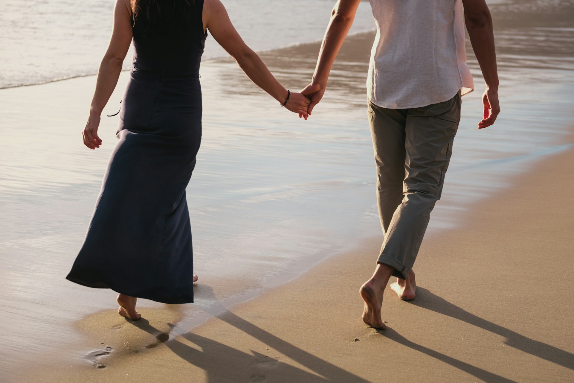 Una pareja paseando por la playa | Fuente: Unsplash
