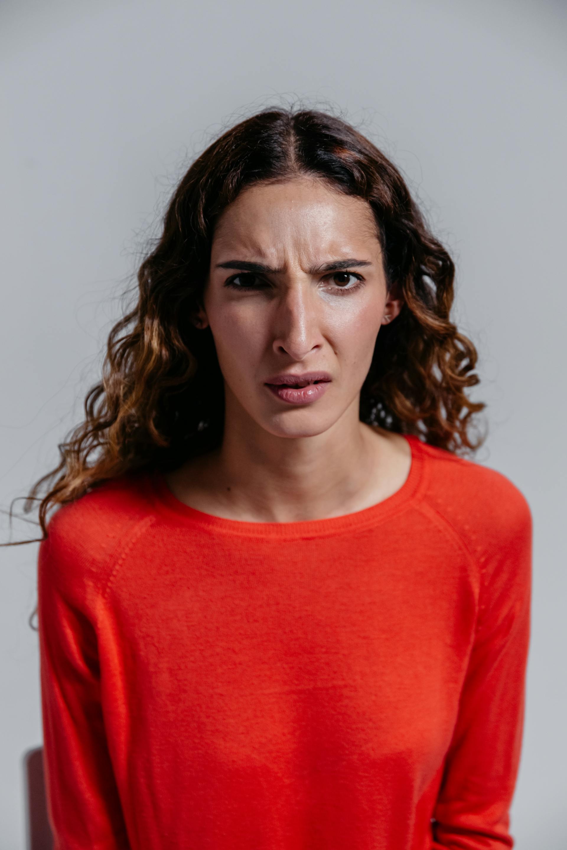 Una mujer furiosa mirando a alguien | Fuente: Pexels