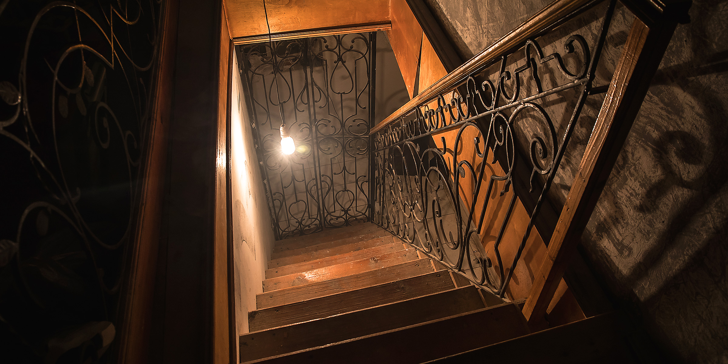Escaleras que conducen al sótano | Fuente: Shutterstock