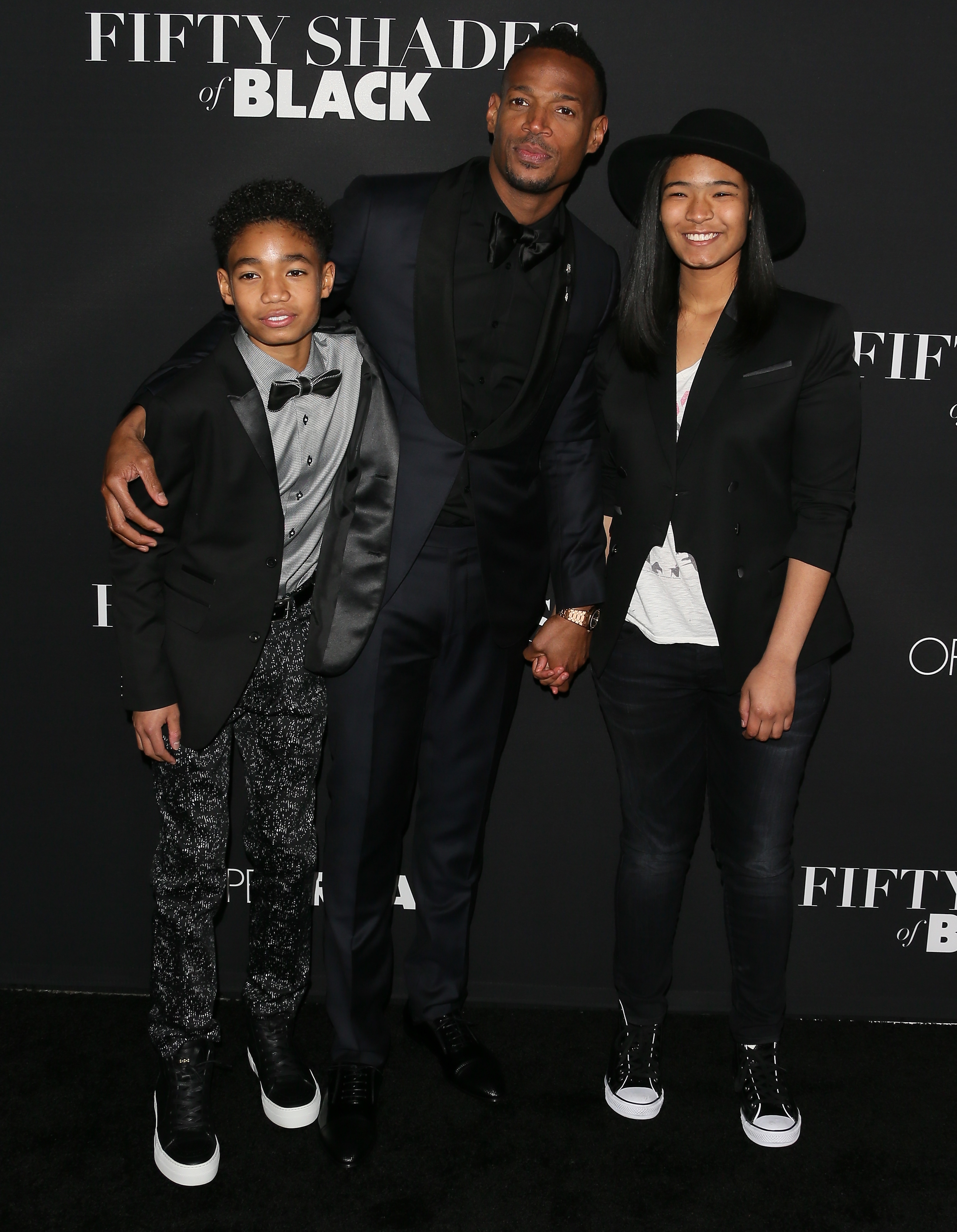 Marlon Wayans con su hijo Shawn y su hija Amai llegan al estreno de "Fifty Shades Of Black" el 26 de enero de 2016 | Fuente: Getty Images
