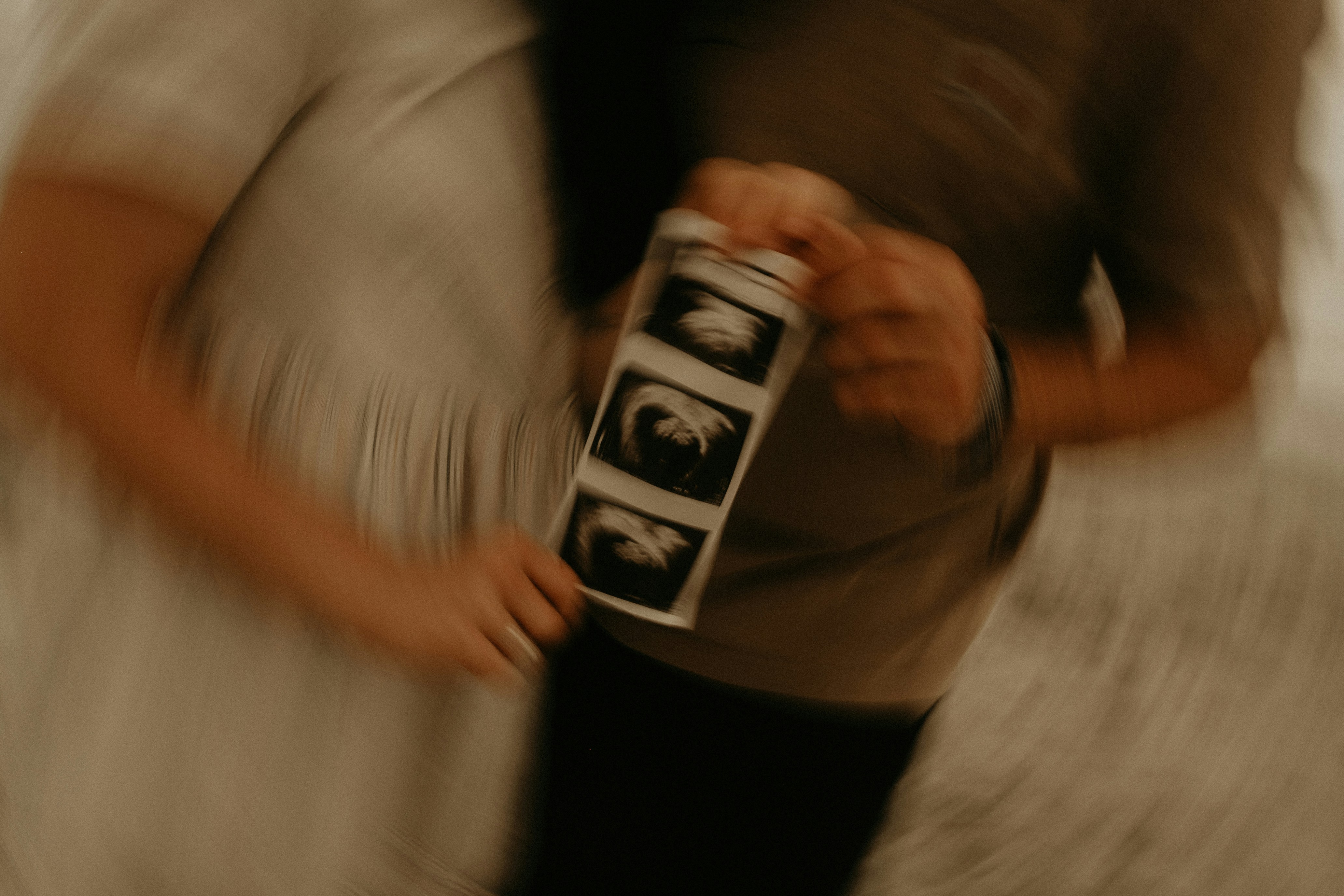 Una pareja sosteniendo imágenes de ecografía | Fuente: Unsplash