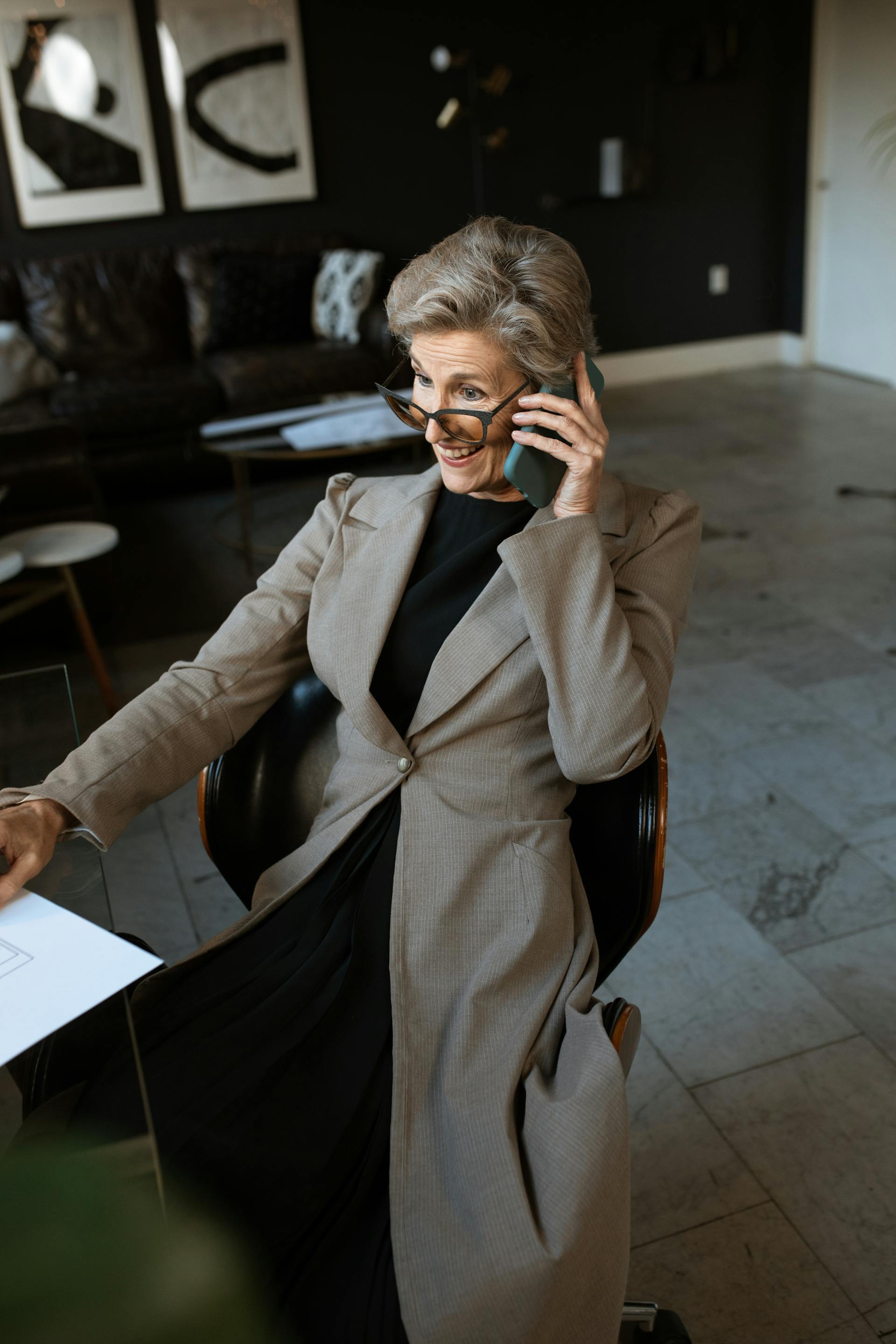 Mujer madura sonriente hablando por teléfono | Fuente: Pexels