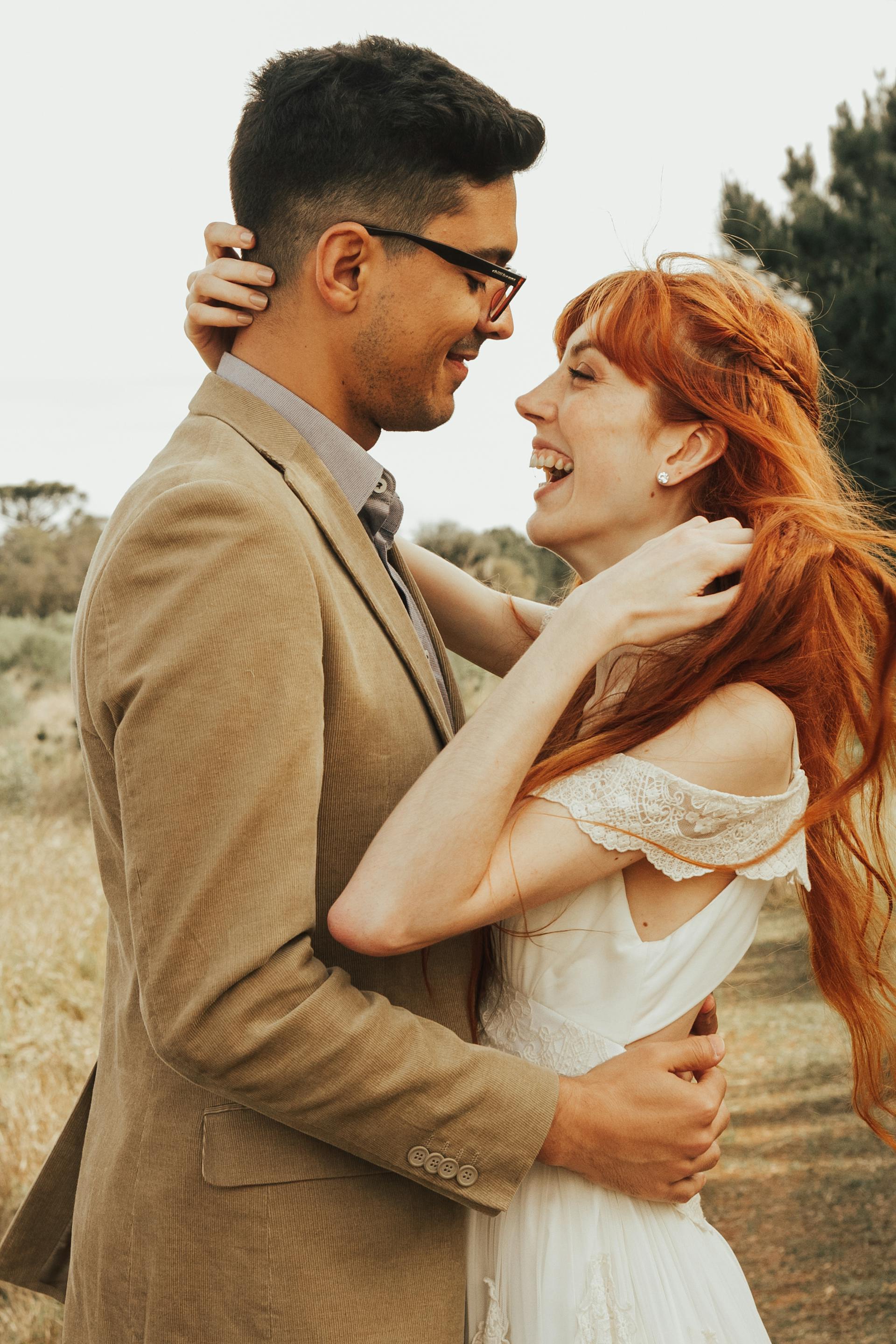 Novios riéndose | Fuente: Pexels