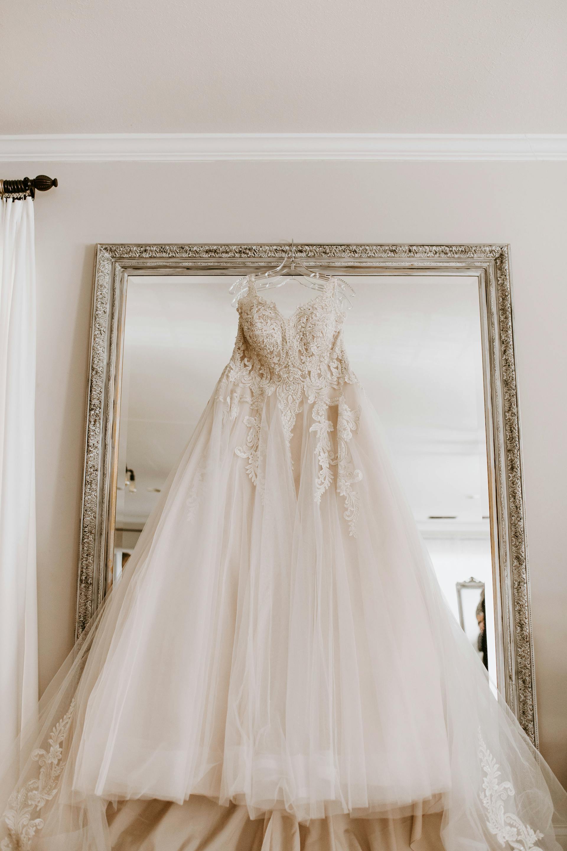 Un vestido de novia colgante | Fuente: Pexels