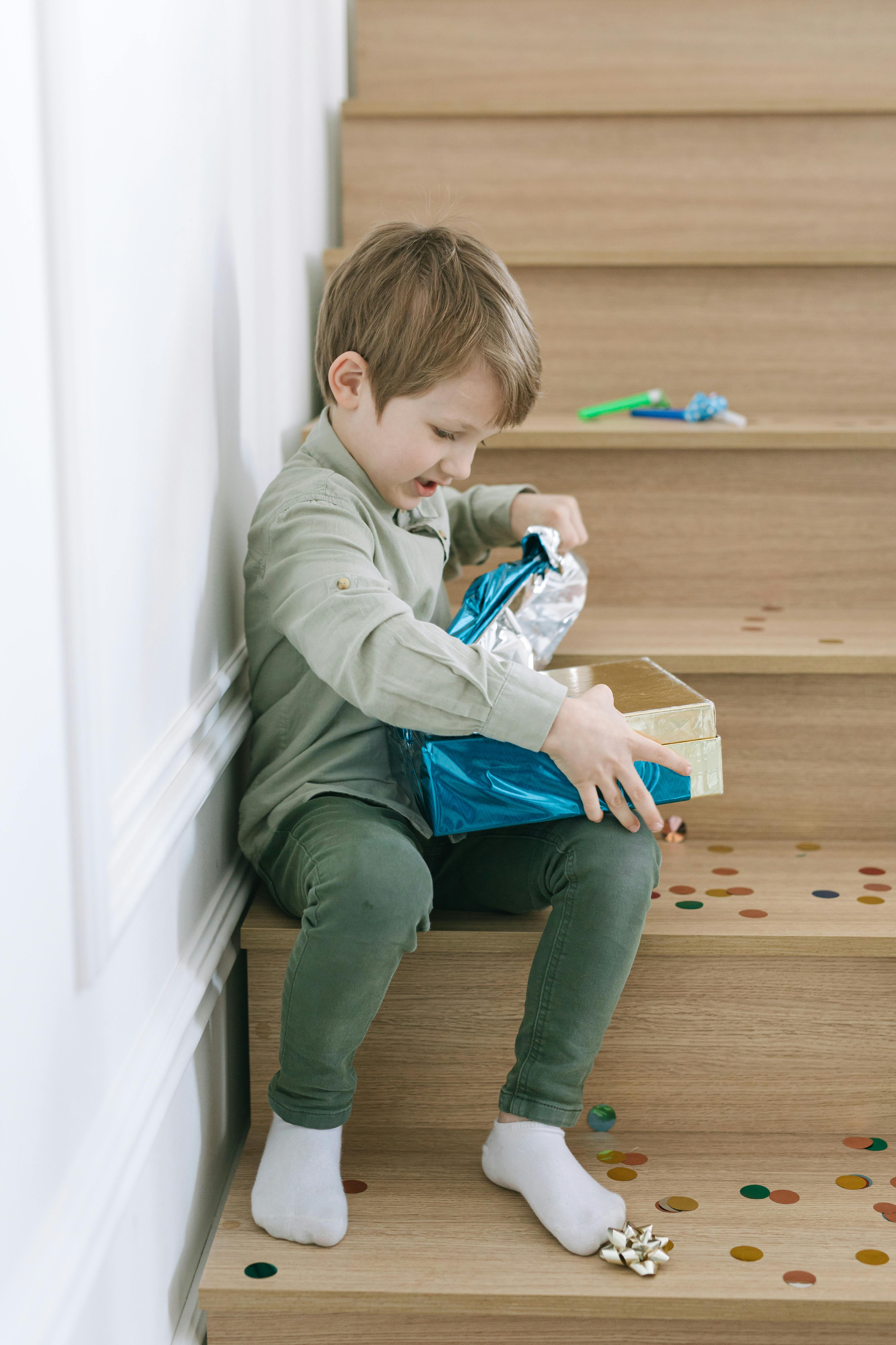 Un niño abriendo un regalo | Fuente: Pexels