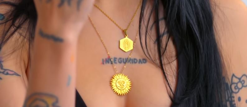 Un tatuaje sobre la autoestima | Fuente: Youtube/GQMexicoyLatinoamerica