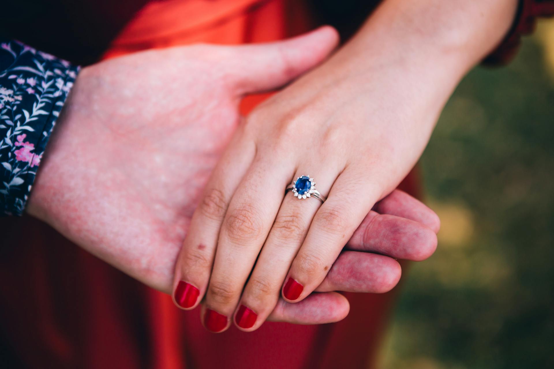 Un hombre tomando la mano de una mujer | Fuente: Pexels