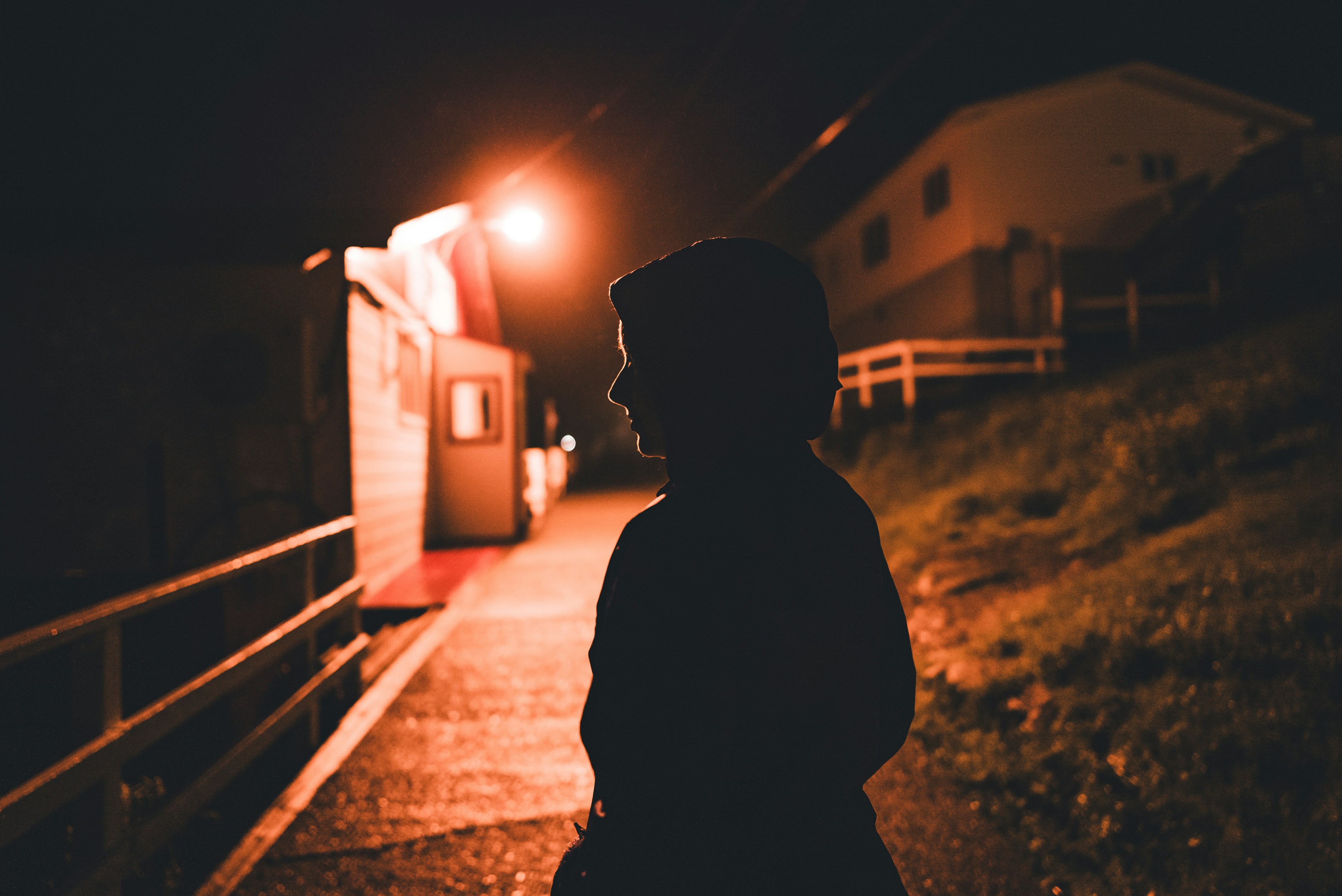 Una persona de pie al aire libre por la noche | Fuente: Unsplash