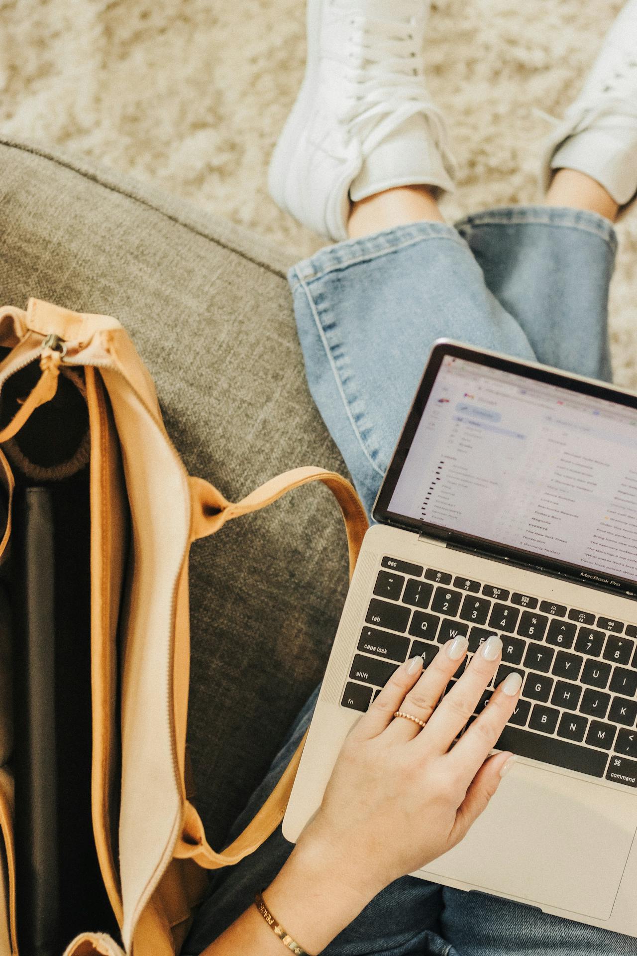 Una mujer mirando su portátil con la bandeja de entrada de su correo electrónico abierta en la pantalla | Fuente: Pexels