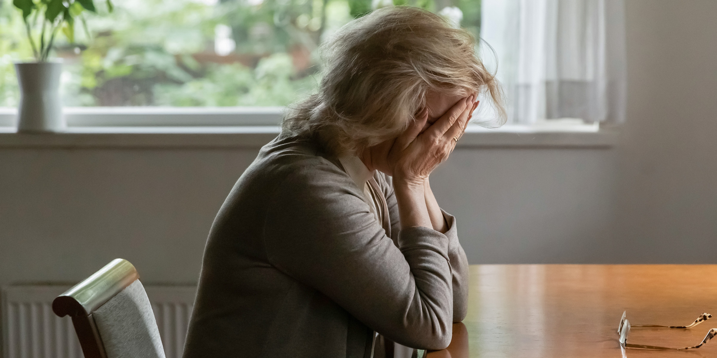 Una anciana llorando | Fuente: Shutterstock