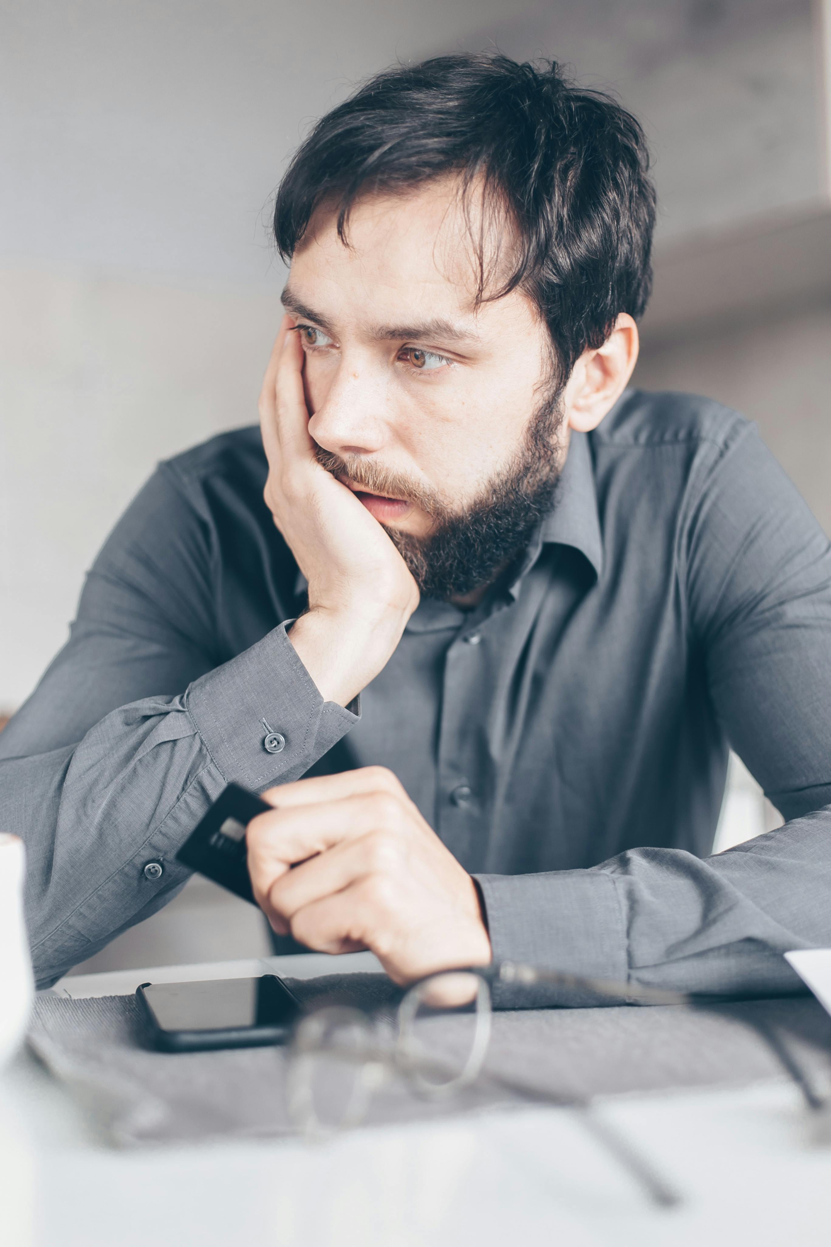 Un hombre preocupado y estresado | Fuente: Pexels