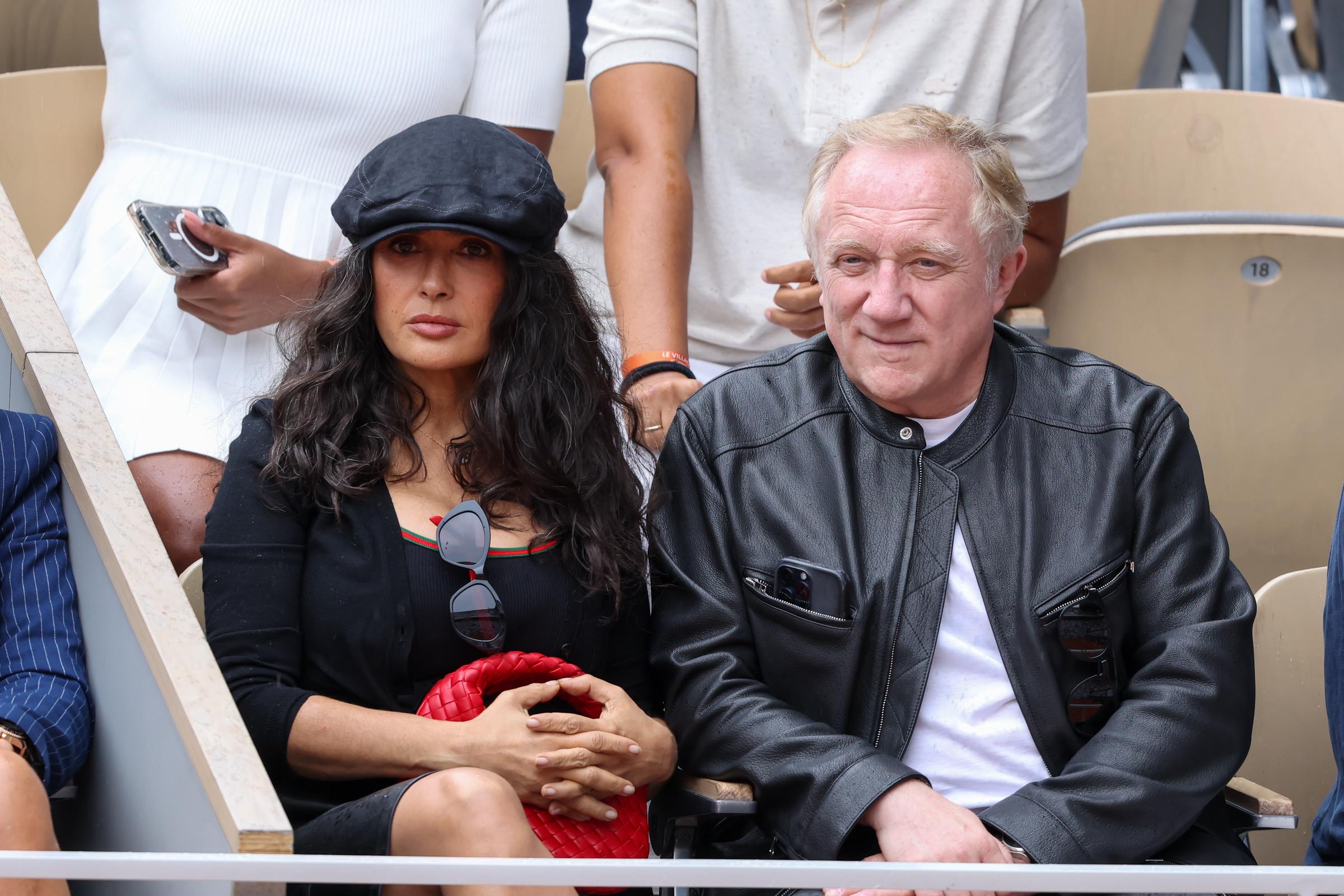 Salma y François-Henri Pinault asistieron juntos al Abierto de Francia en París el 31 de mayo de 2026. Su aparición permitió a los espectadores ver cómo estaban los padres de Valentina justo antes de que se desatara el nuevo debate sobre el parecido. | Fuente: Getty Images