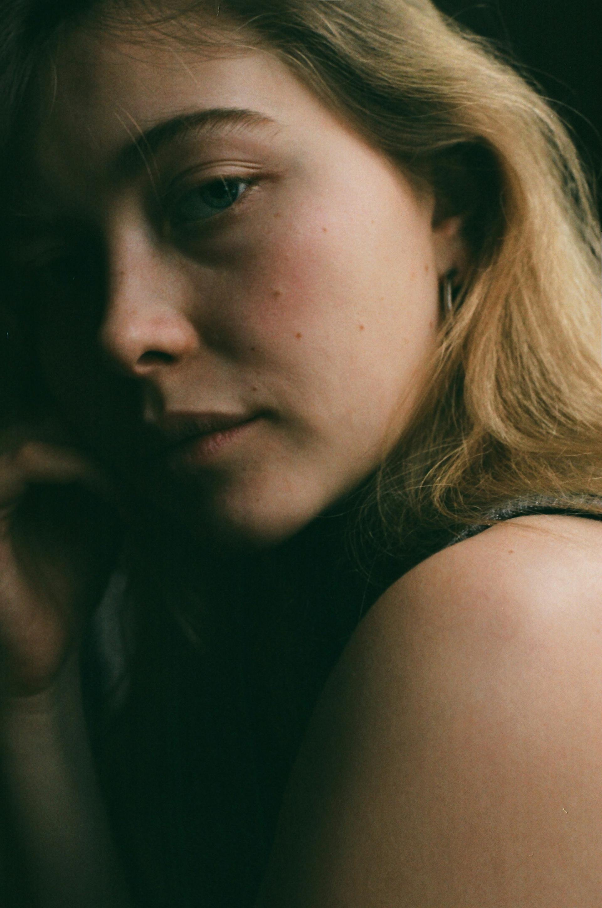 Una mujer reflexiva | Fuente: Pexels