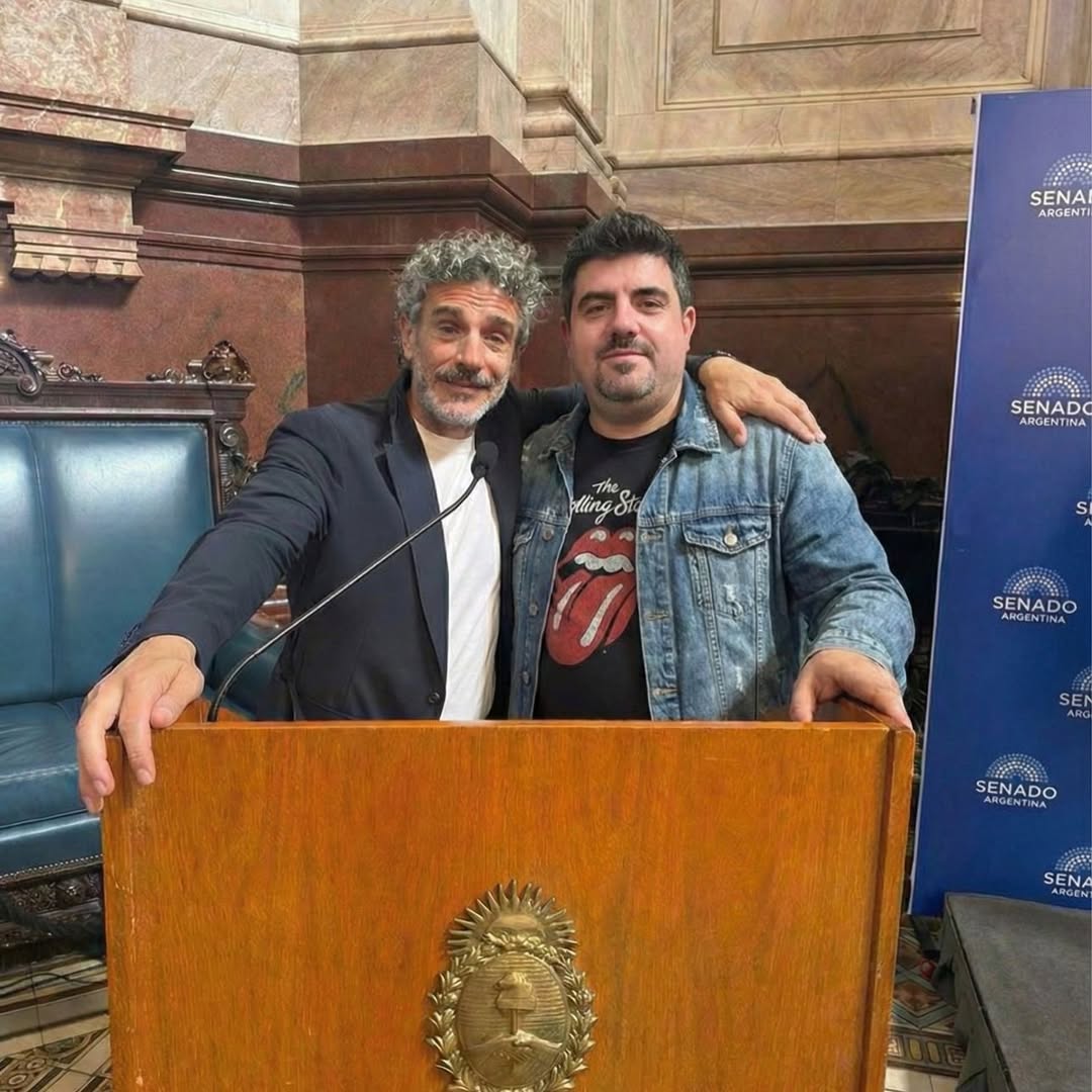 Marco Antonio Caponi junto a Leonardo Sbaraglia | Fuente: Instagram/marcoacaponi