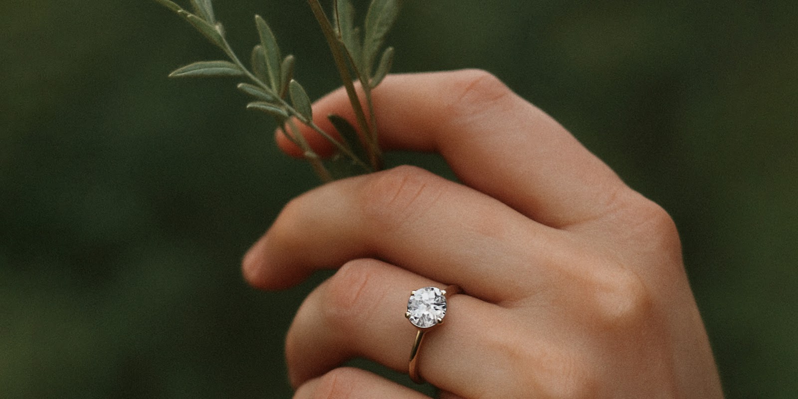 La mano de una mujer con un anillo exquisito. | Fuente: Sora