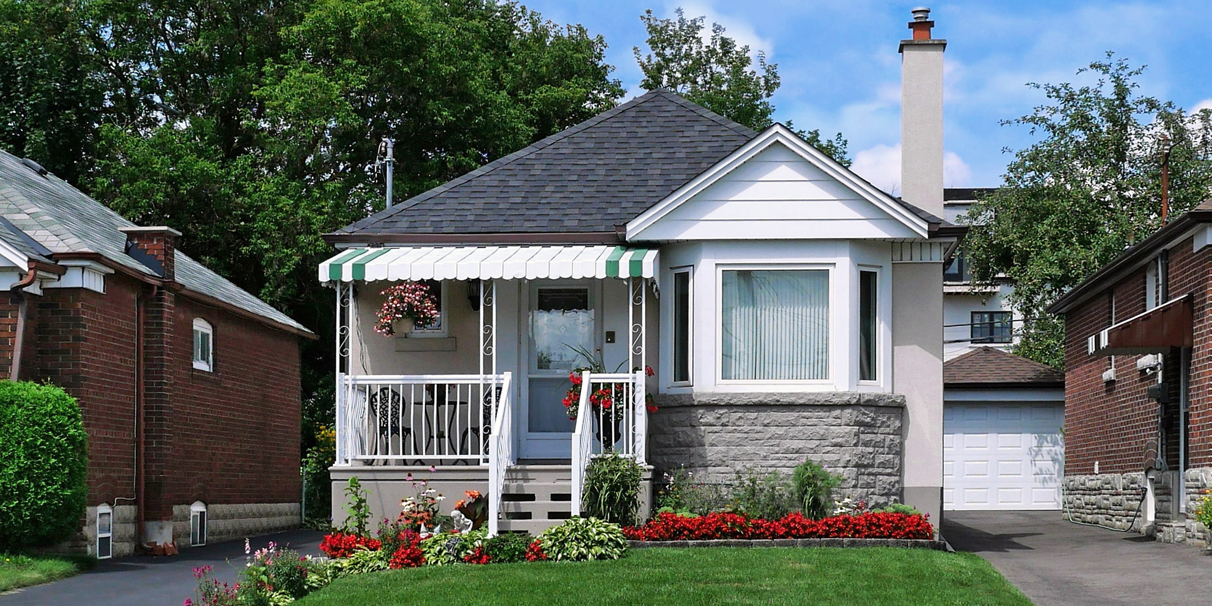 Una acogedora casa suburbana enclavada entre dos casas de ladrillo | Fuente: Shutterstock