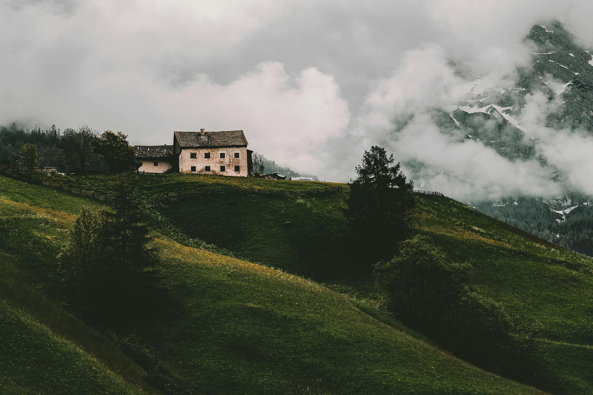 Una casa en una montaña | Fuente: Pexels
