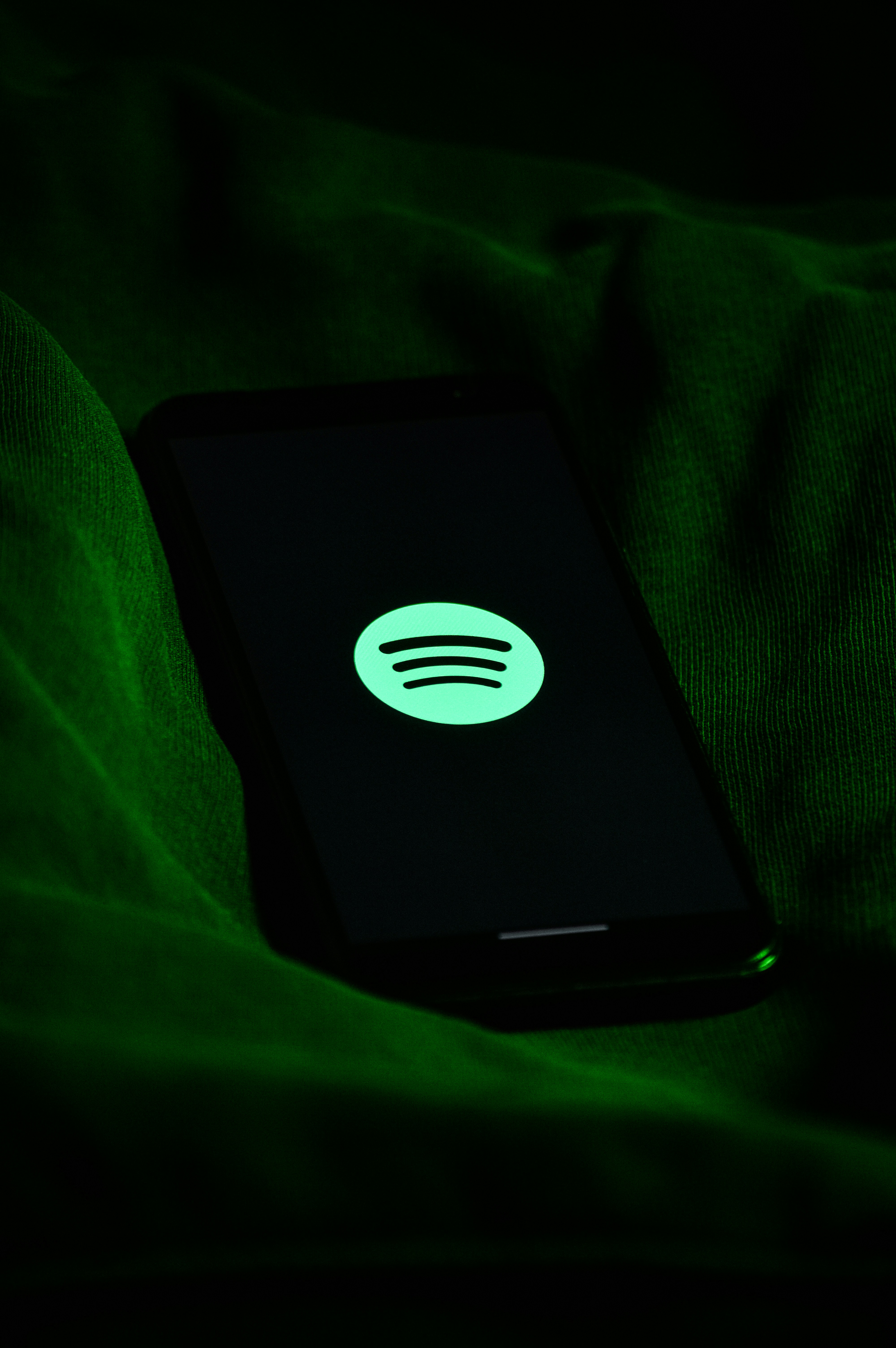 Un móvil abierto a Spotify | Fuente: Unsplash