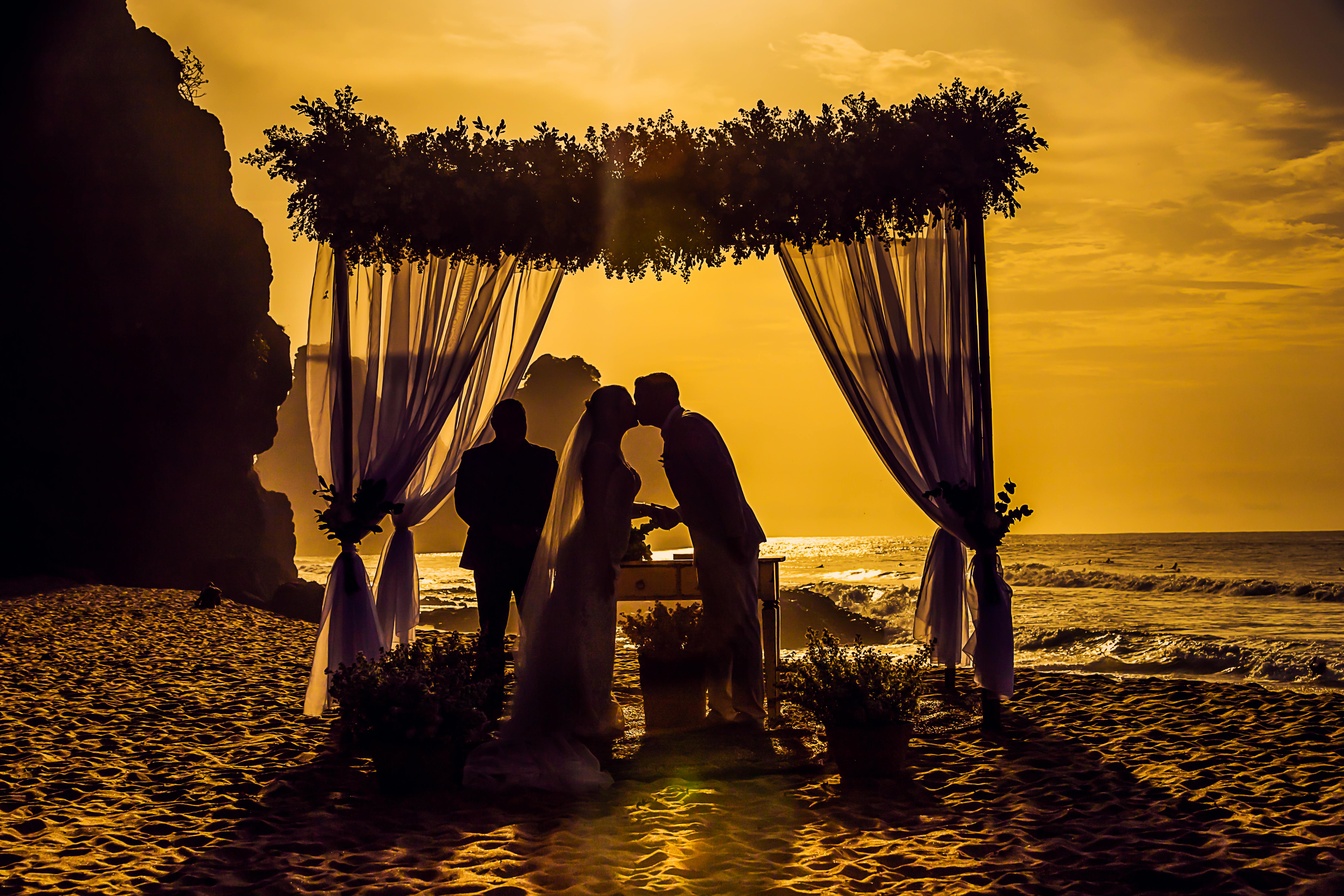 Una pareja casándose en una playa | Fuente: Pexels