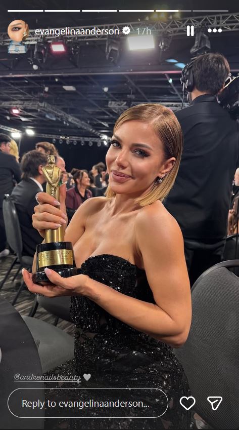 Evangelina posa con su vestido y su corte de pelo para los Martín Fierro 2026 | Fuente: Instagram/evangelinaanderson