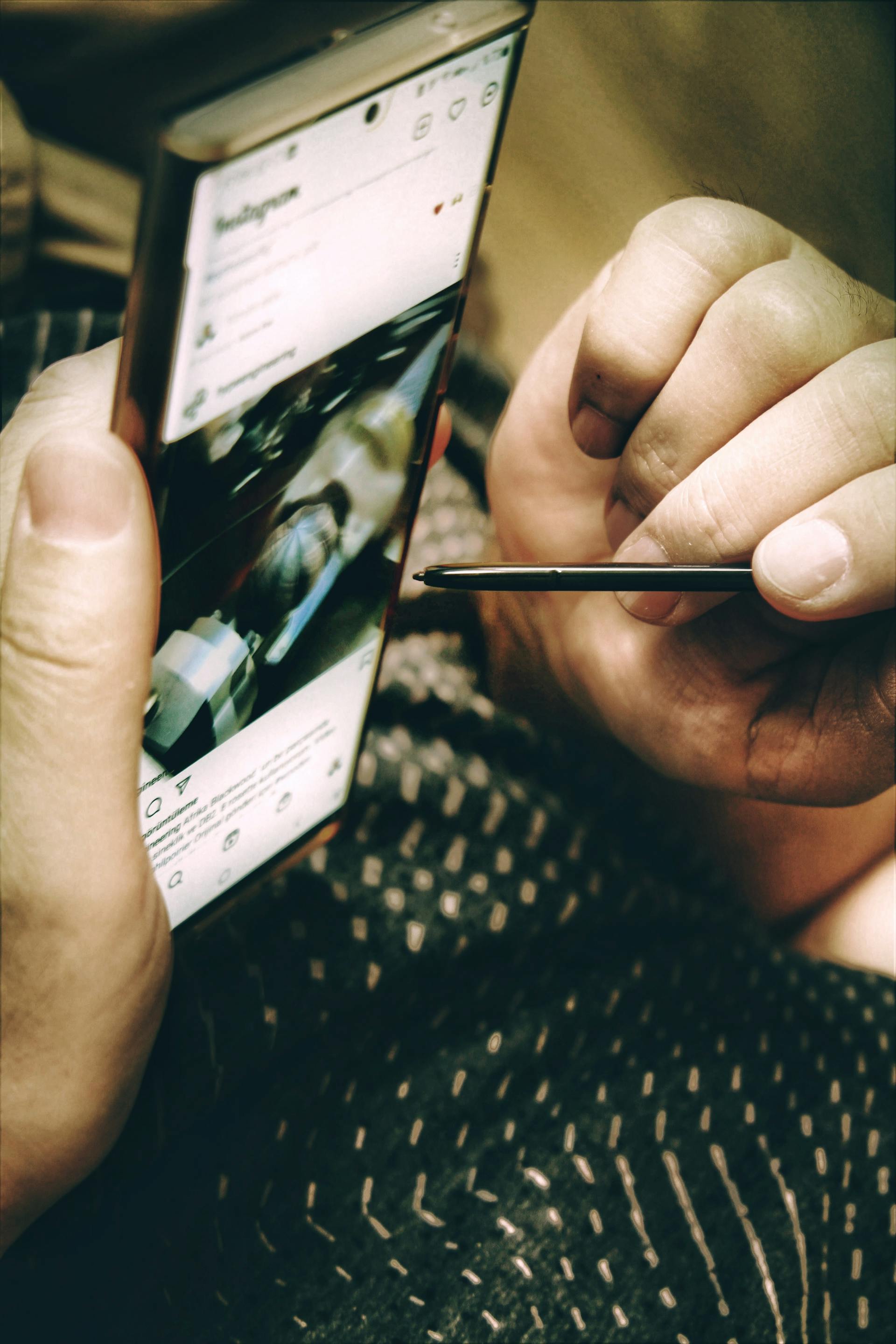 Un hombre haciendo scroll en Instagram | Fuente: Pexels