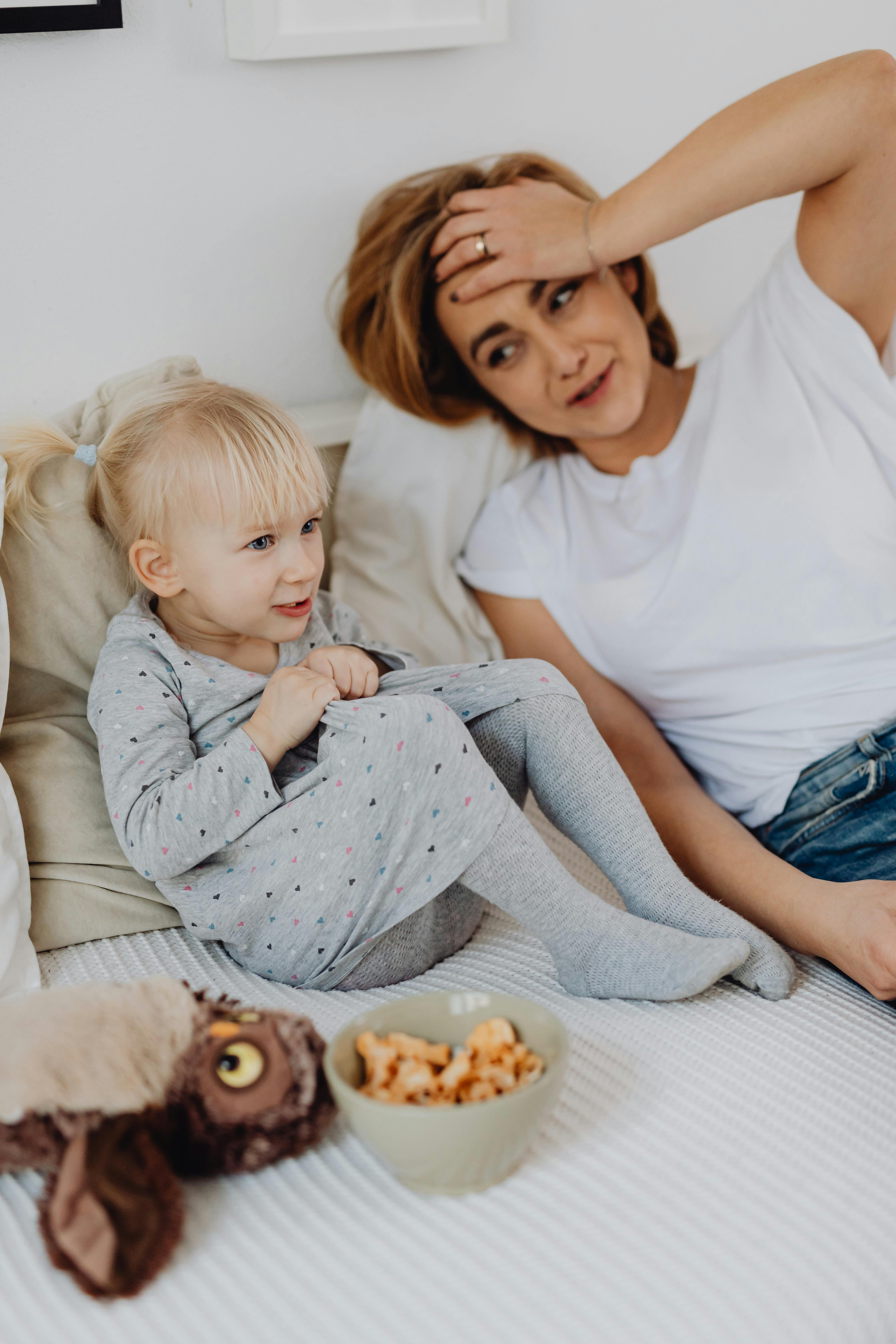 Una madre en la cama con su hija | Fuente: Pexels