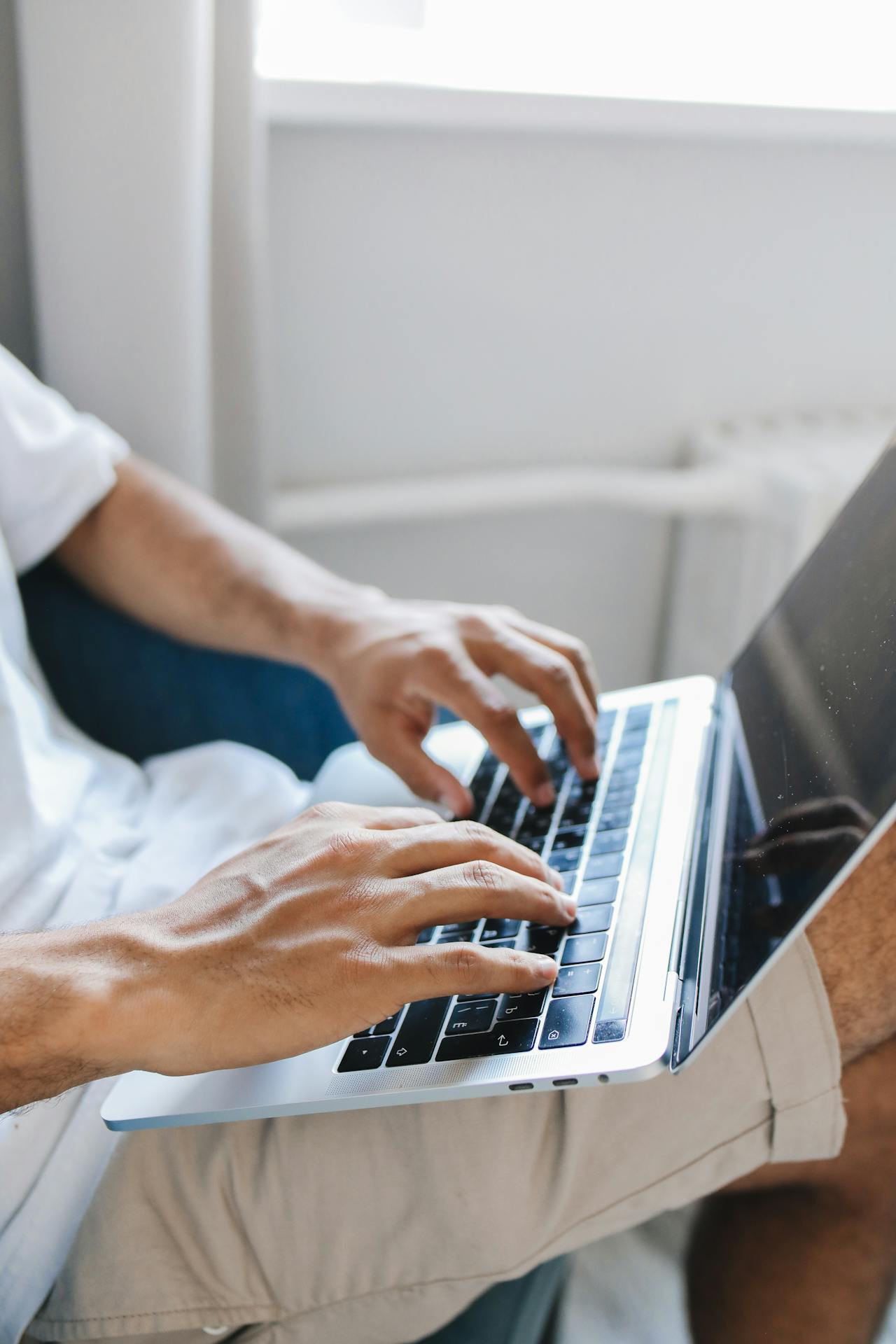 Un hombre usando su portátil | Fuente: Pexels