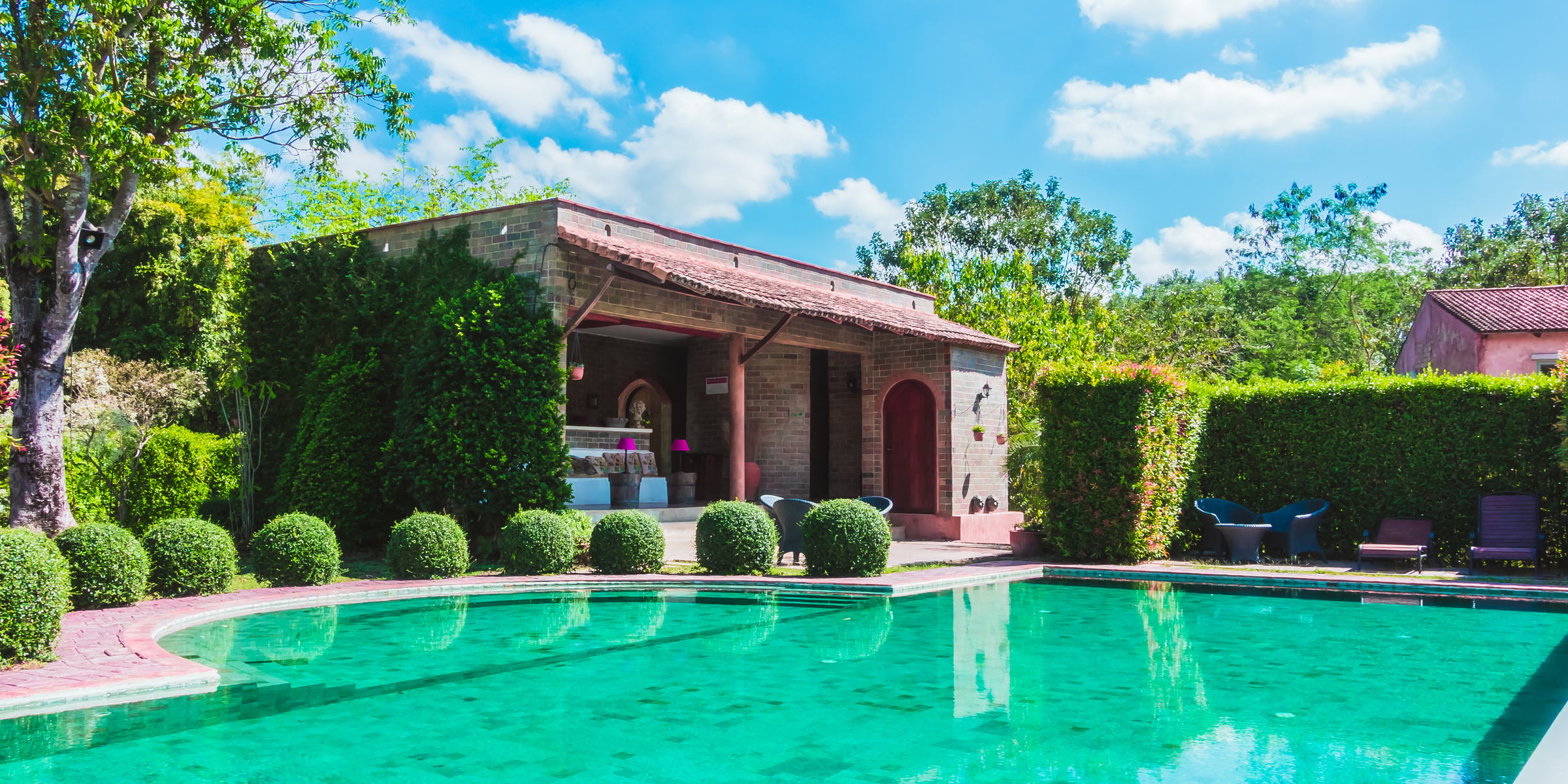 Una piscina en el patio trasero | Fuente: Freepik