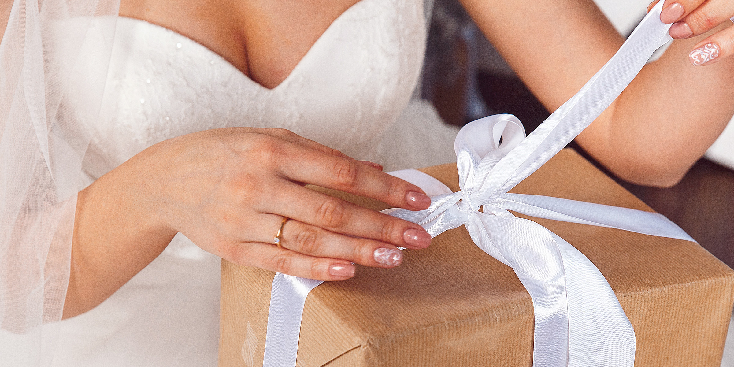 Una novia desenvolviendo un regalo | Fuente: Shutterstock