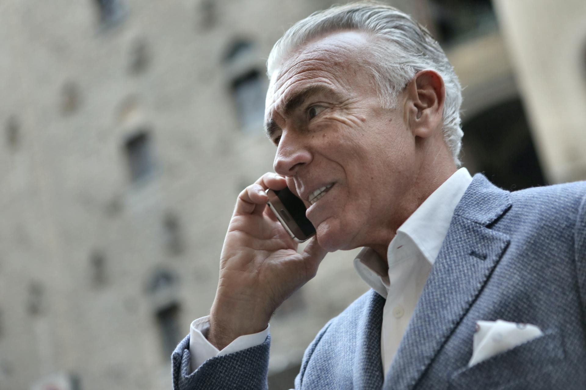 Un hombre hablando por teléfono | Fuente: Pexels