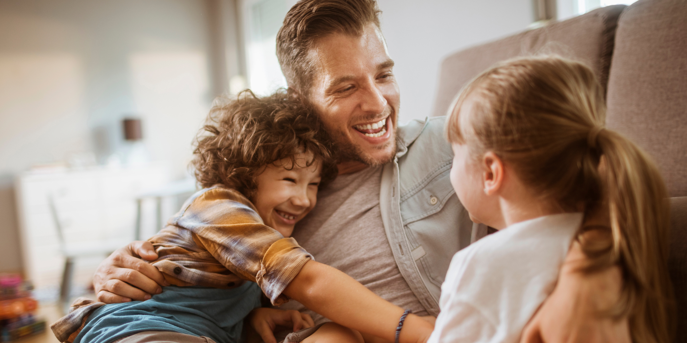 Un hombre con dos niños | Fuente: Shutterstock
