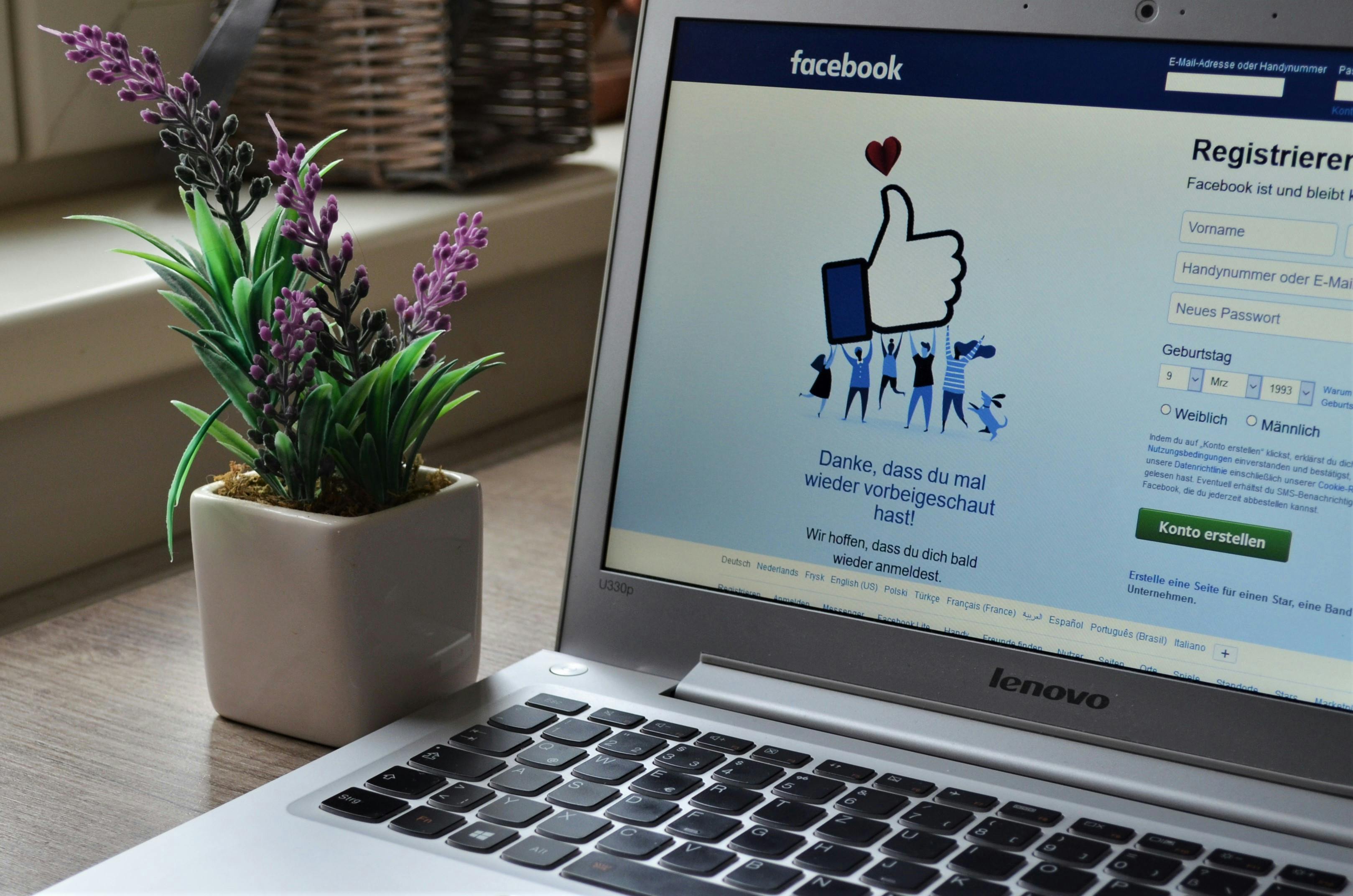 Un portátil abierto a las redes sociales | Fuente: Pexels