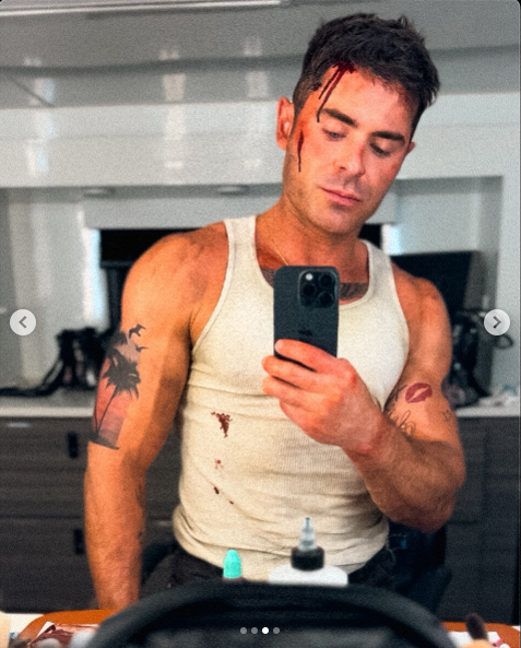 La estrella de Hollywood, Zac Efron con una camiseta sin mangas hablando un selfie mientras está en el set de su nueva película publicado el 14 de mayo de 2025 | Fuente: Instagram/zacefron