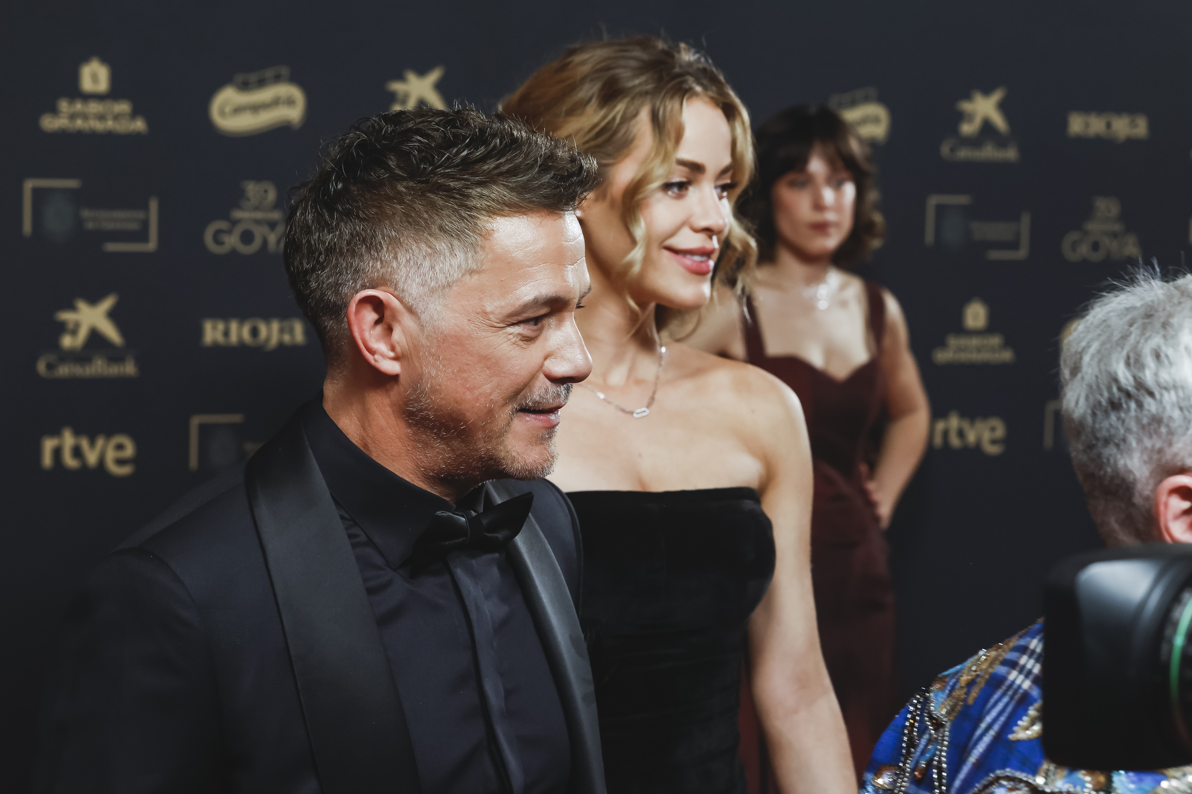 Alejandro Sanz y Candela Márquez asisten a la alfombra roja durante los premios Goya de cine 2025 en el Palacio de Congresos y Exposiciones de Granada el 08 de febrero 2025 en Granada, España. | Fuente: Getty Images