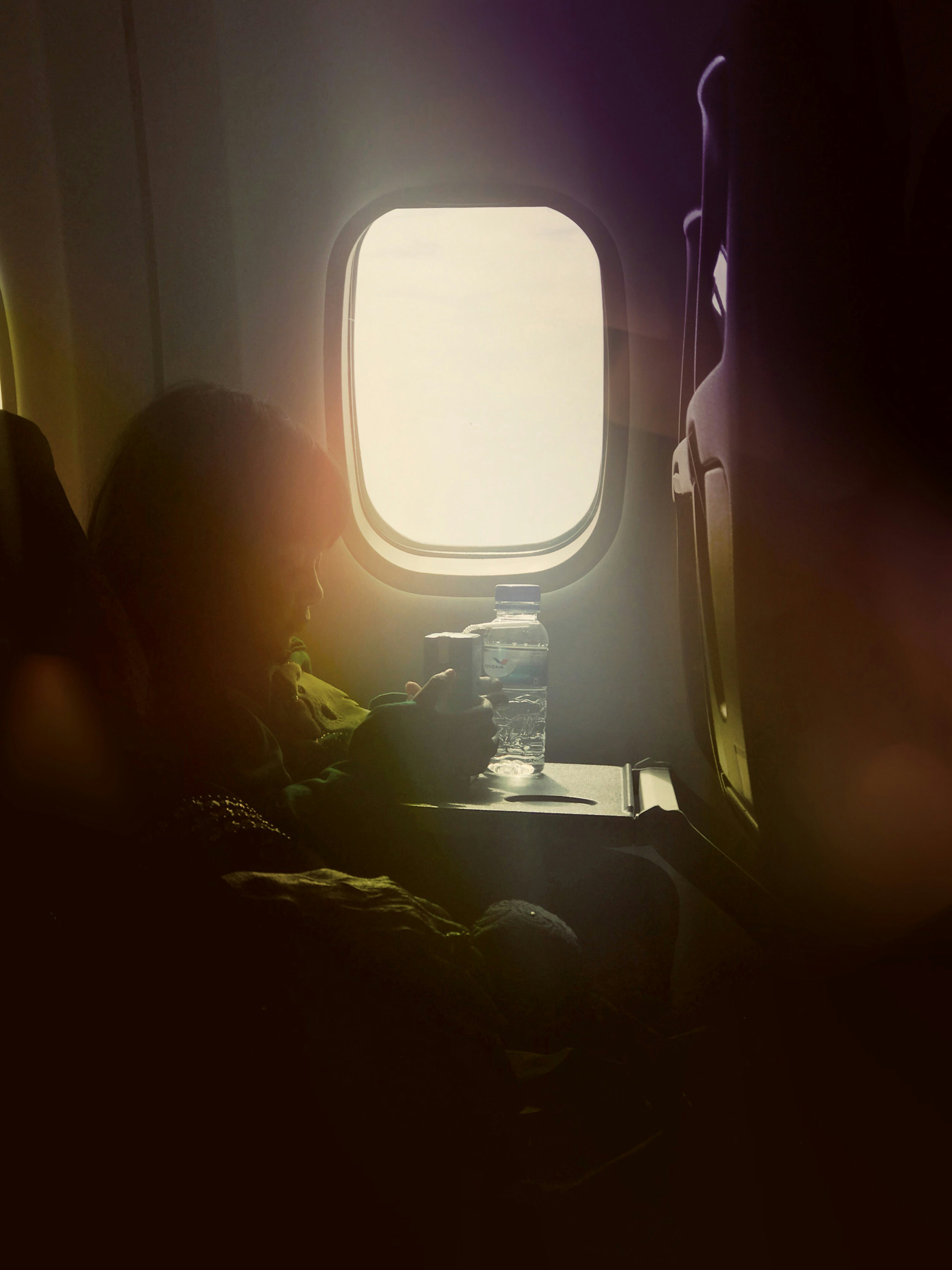 Una niña sentada en un avión | Fuente: Unsplash