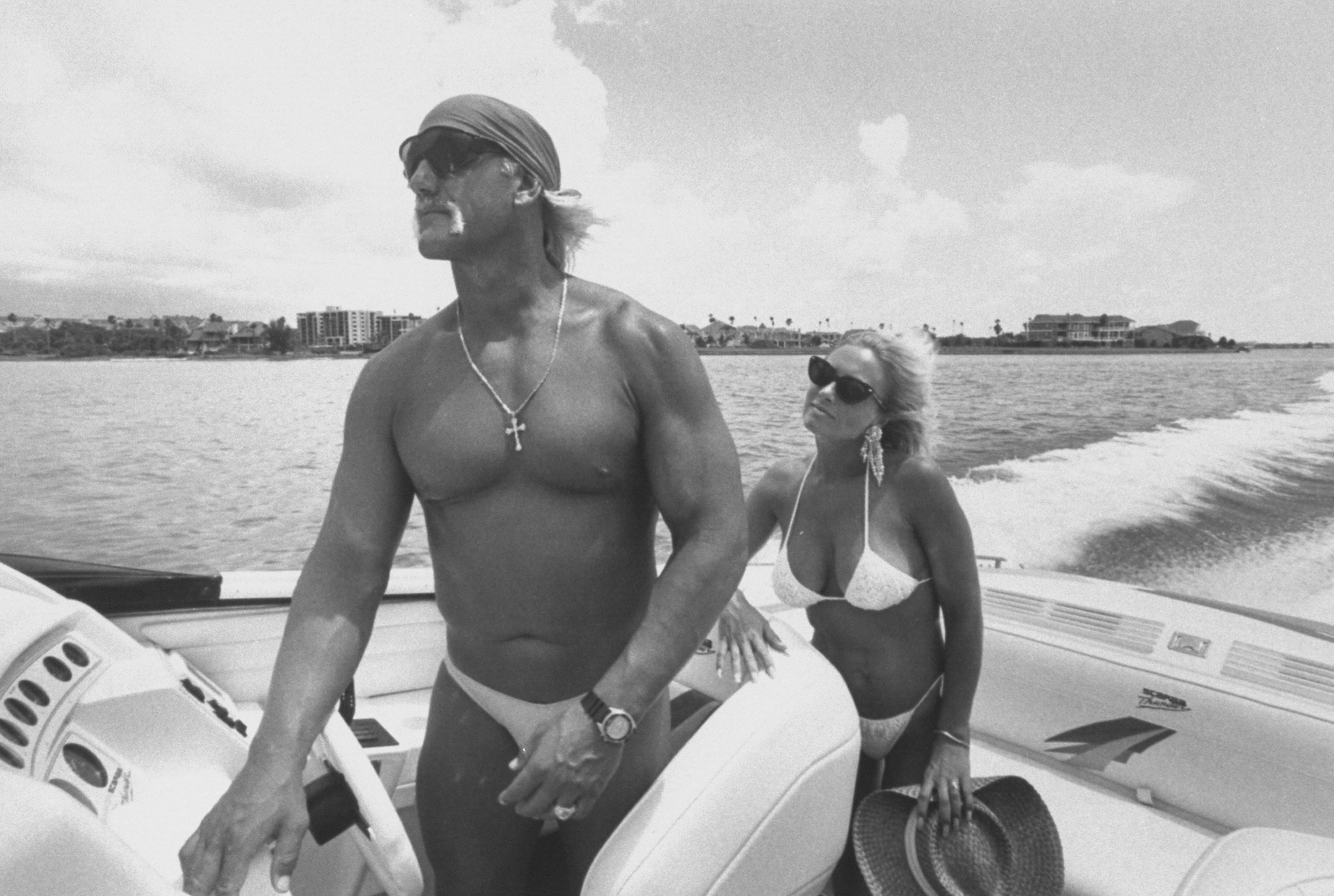 Hulk y Linda Hogan a bordo de un yate en la Intercoastal Waterway el 15 de agosto de 1991. | Fuente: Getty Images