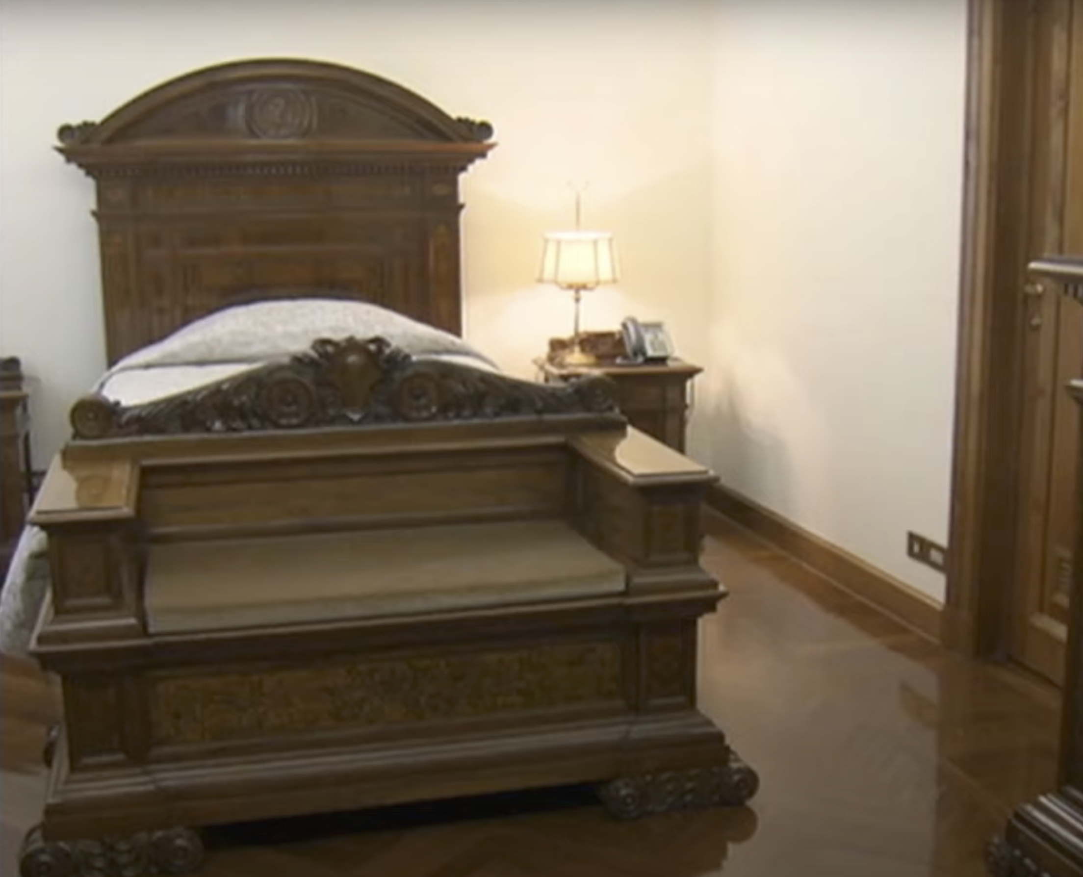 El dormitorio del obispo romano | Fuente: YouTube/CNN