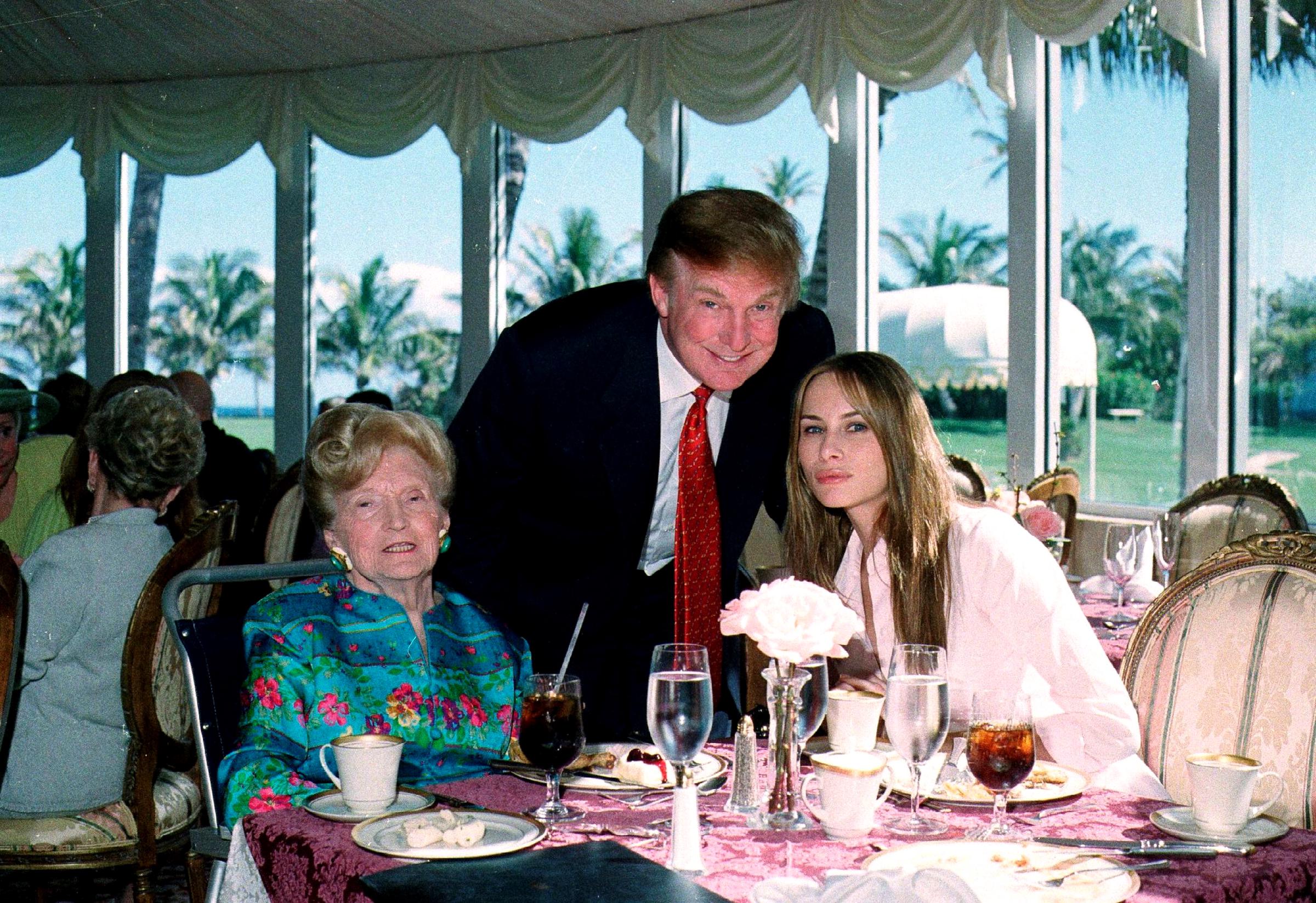 Mary Trump, su hijo Donald Trump y su esposa Melania el 27 de febrero de 2000 | Fuente: Getty Images